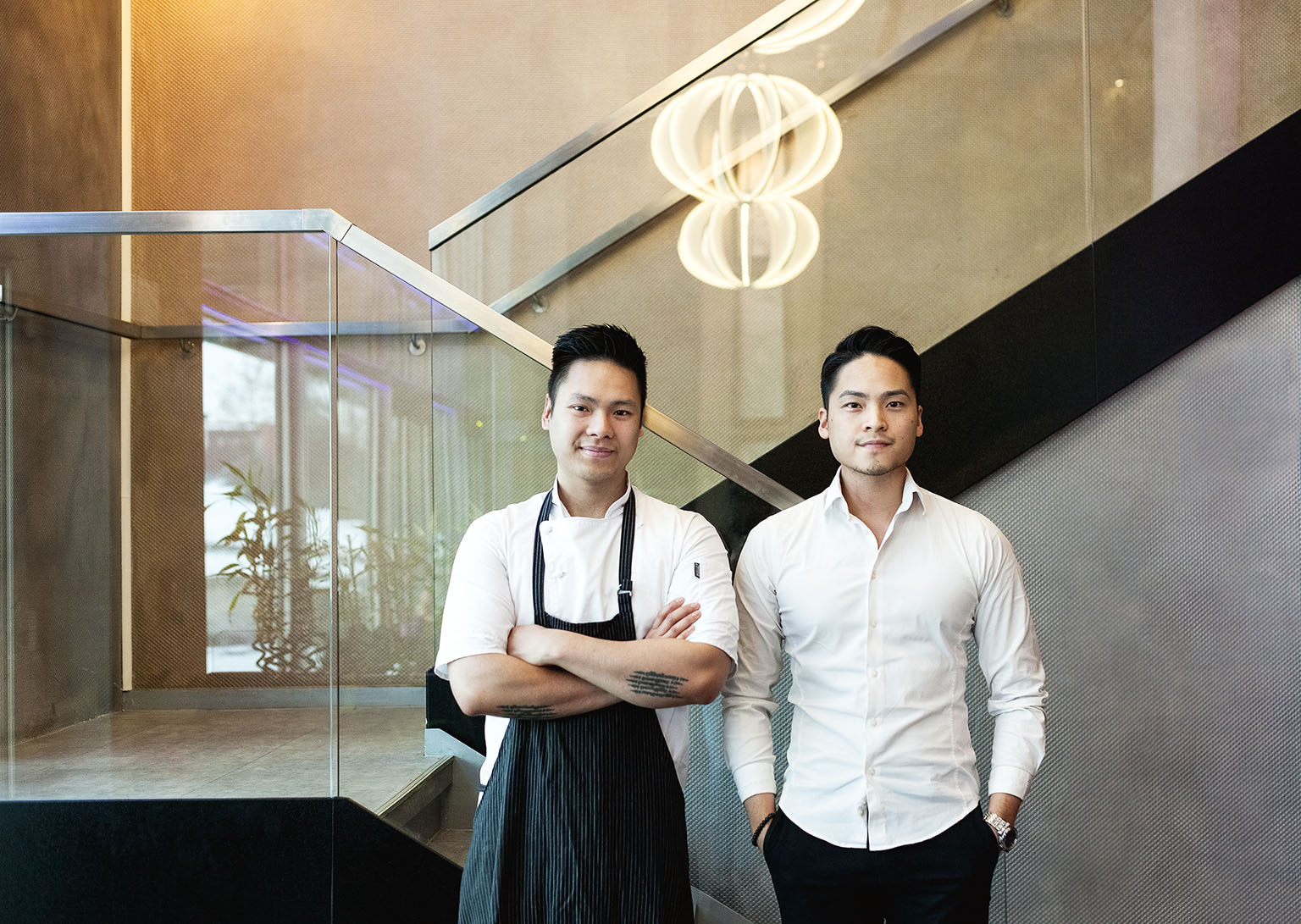 Giang Ta (vpravo) je manažer restaurace, který dbá na provoz. Khanh Ta pracuje jako šéfkuchař. Tetované nápisy na jeho loktech nesouvisí s jídlem, ale s jeho jiným koníčkem – thajským boxem.