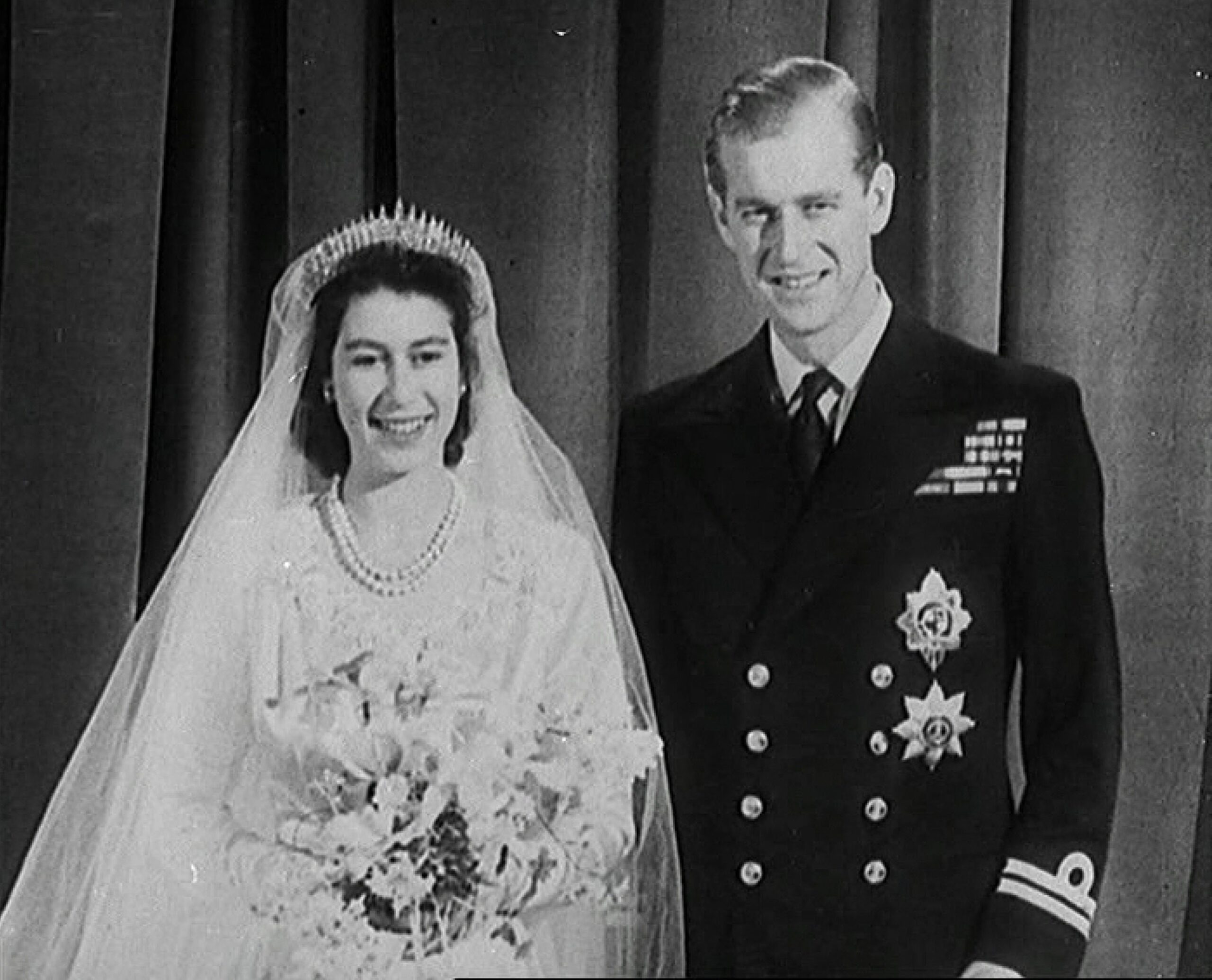 Svatební fotografie princezny Alžběty a prince Filipa. Vzali se 21. listopadu 1947 a o rok později se jim narodil první syn Charles.