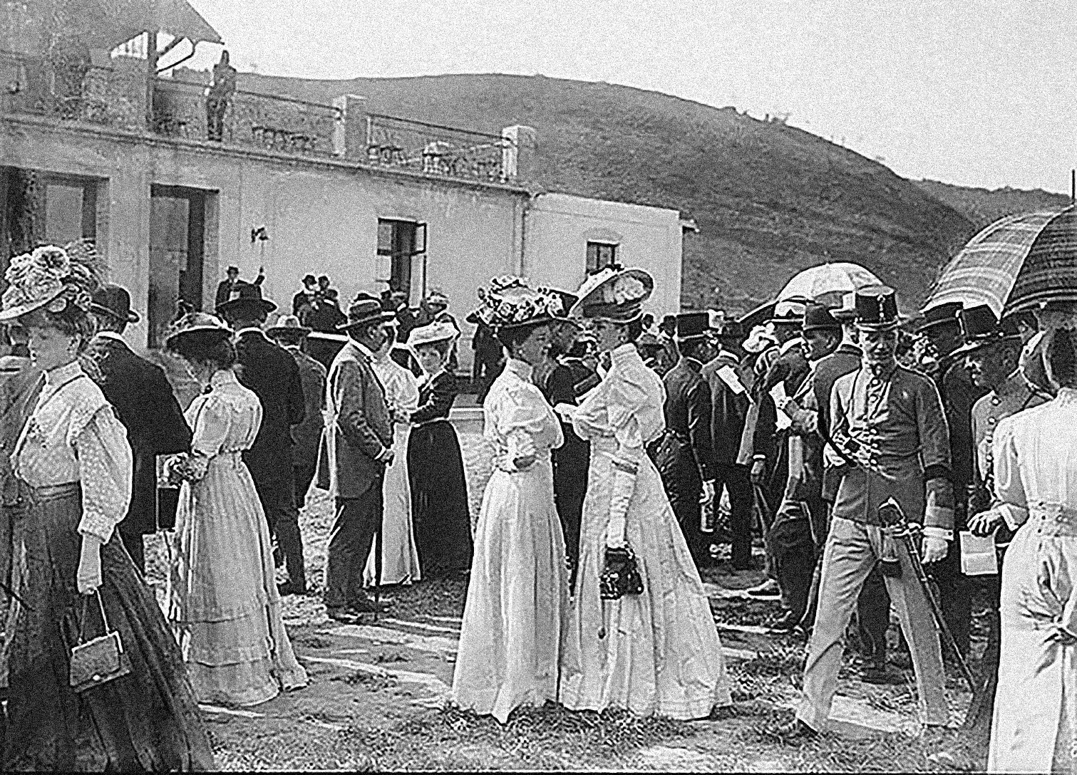 Společnost na dostizích v Chuchli, rok 1907