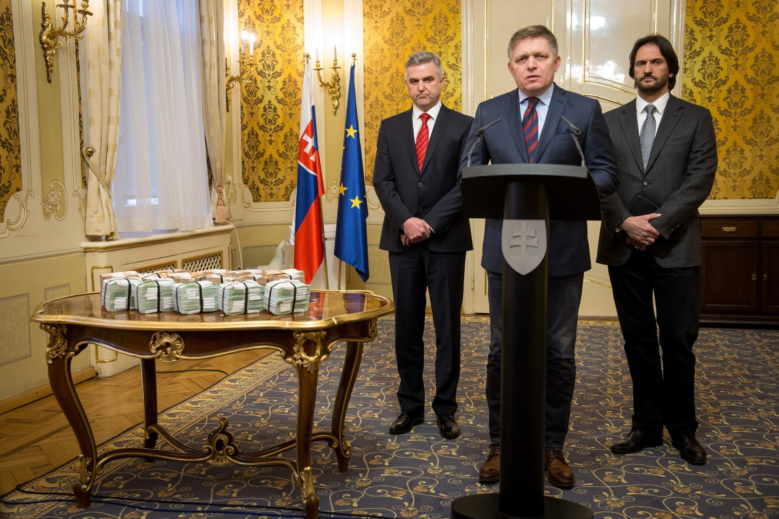 Balíček s milionem eur, policejní prezident Tibor Gašpar, premiér Robert Fico a ministr vnitra Robert Kaliňák. Tisková konference slovenského premiéra, Bratislava, 27. února 2018.
