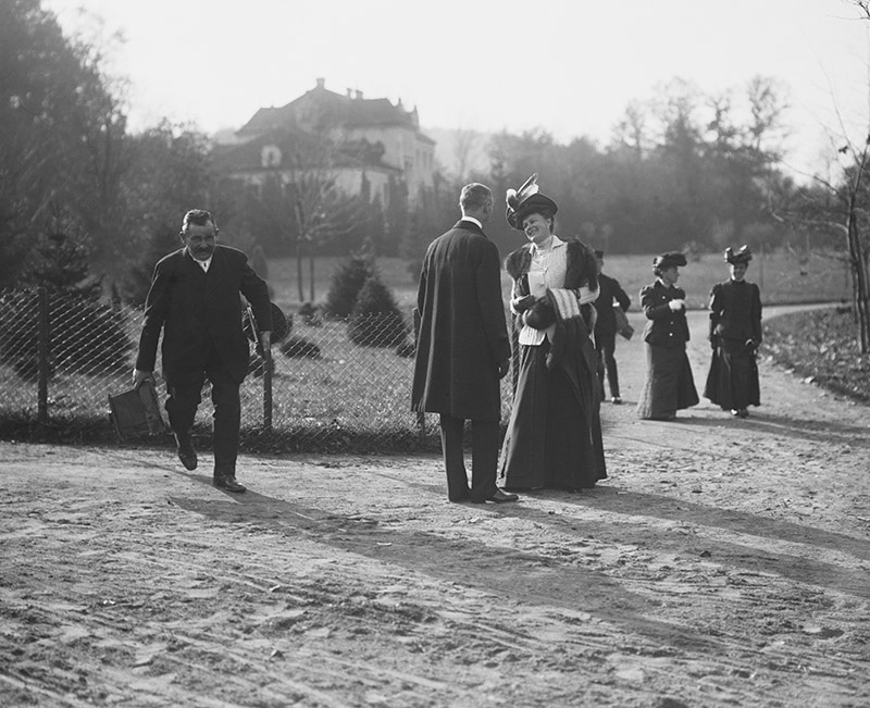 Vévodkyně Žofie z Hohenbergu a Rudolf Bruner-Dvořák v zámecké zahradě, rok 1906 nebo 1907.