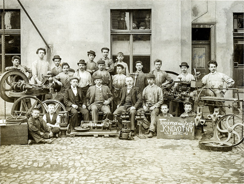 Skupina pracovníků v továrně na stroje Karla Novotného v Libni, kolem roku 1895