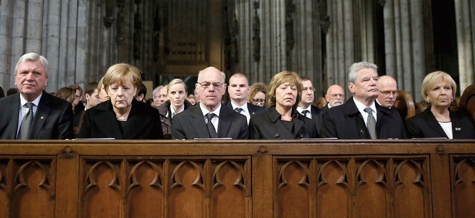 Kancléřka Merkelová, šéf Bundestagu Lammert  a spolkový prezident Gauck (druhý zprava).