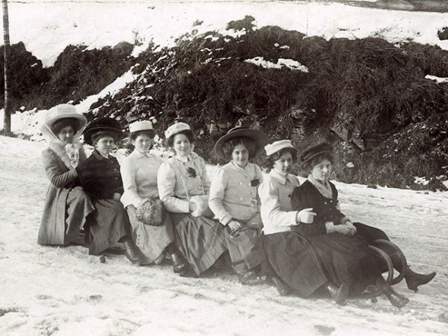 Skupina na saních (v Šárce?), rok 1910, kabinetka.