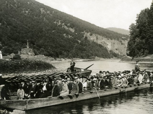 Člun s turisty ve Svatojánských proudech, kolem roku 1916.