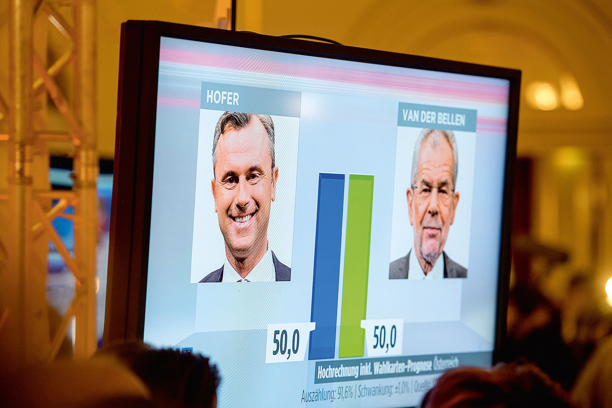 Vyrovnané volby. Kandidát FPÖ Hofer se střetl v druhém kole prezidentských voleb s bývalým šéfem zelených Van der Bellenem.