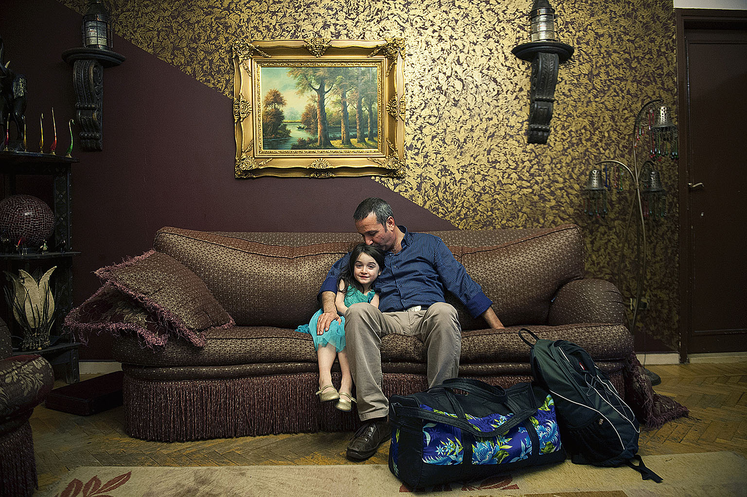 Noc předtím, než opustí rodinu, se Amar loučí s dcerkou v jejich káhirském bytě.