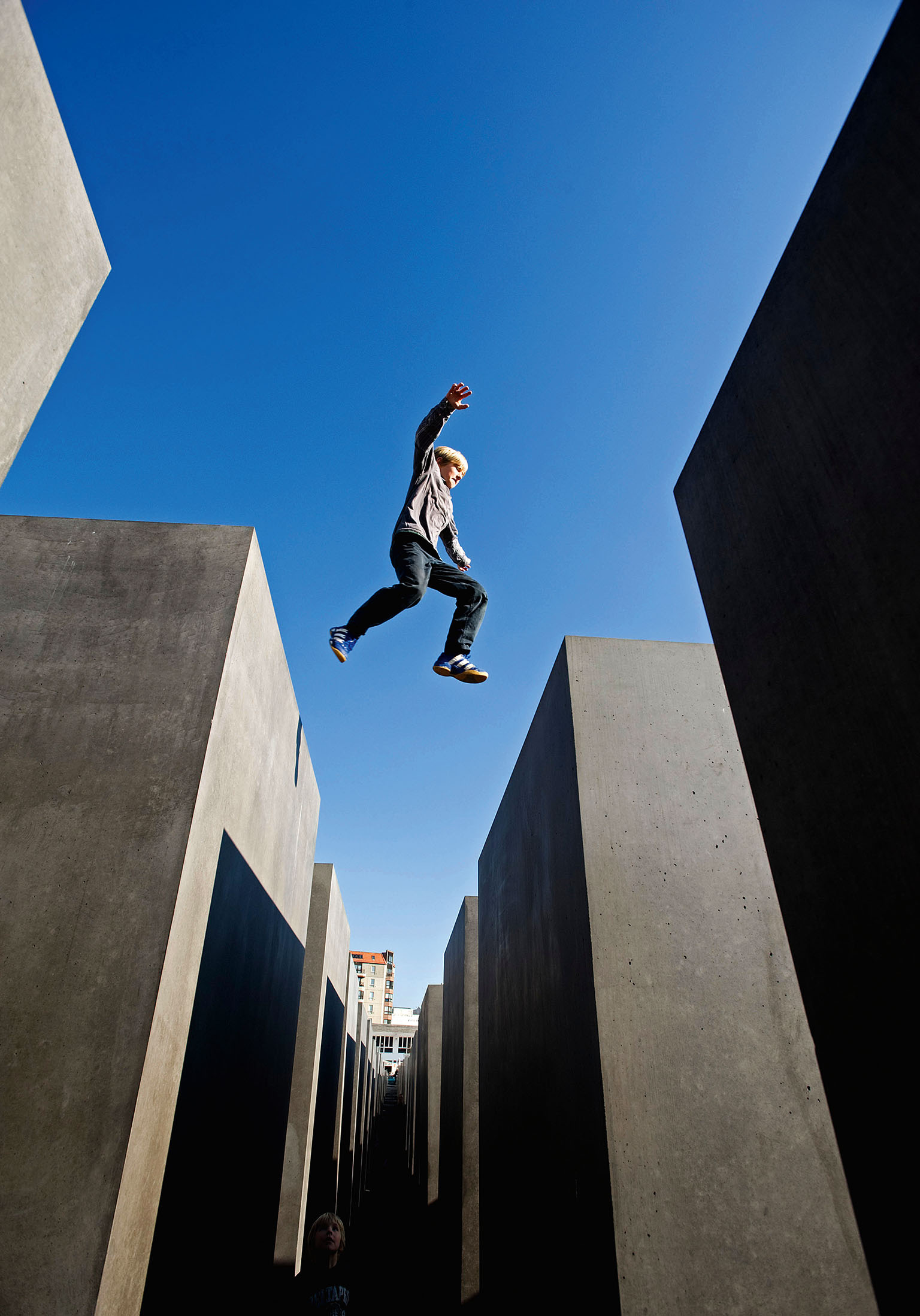 Památník holokaustu v centru Berlína připomíná Němcům vinu předků. Monument tvoří 2 711 šedivých betonových kvádrů různé výšky a rozkládá se na ploše více než 19 000 metrů čtverečních.