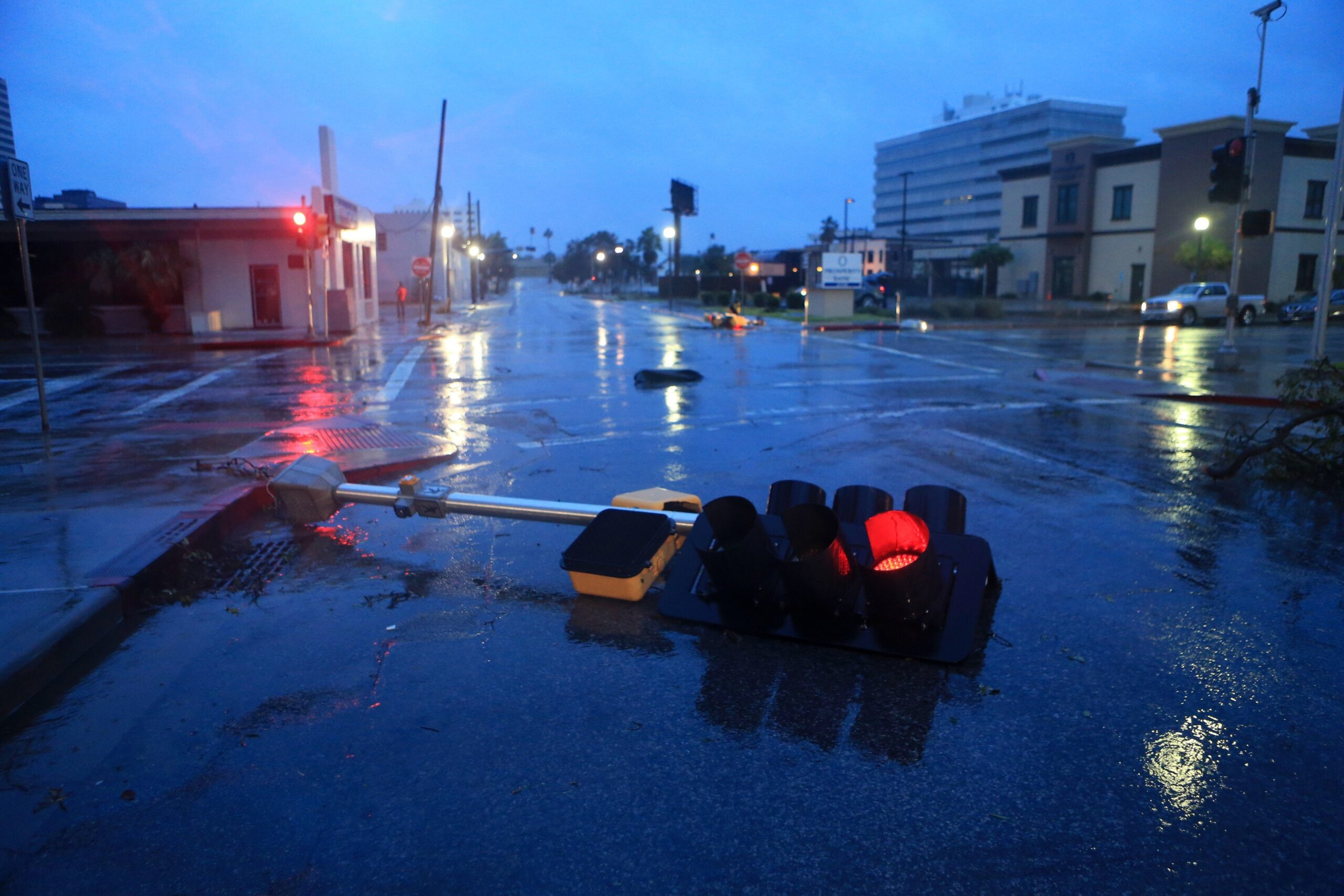 Převrácený semafor v centru čtvrtmilionového pobřežního města Corpus Christi.
