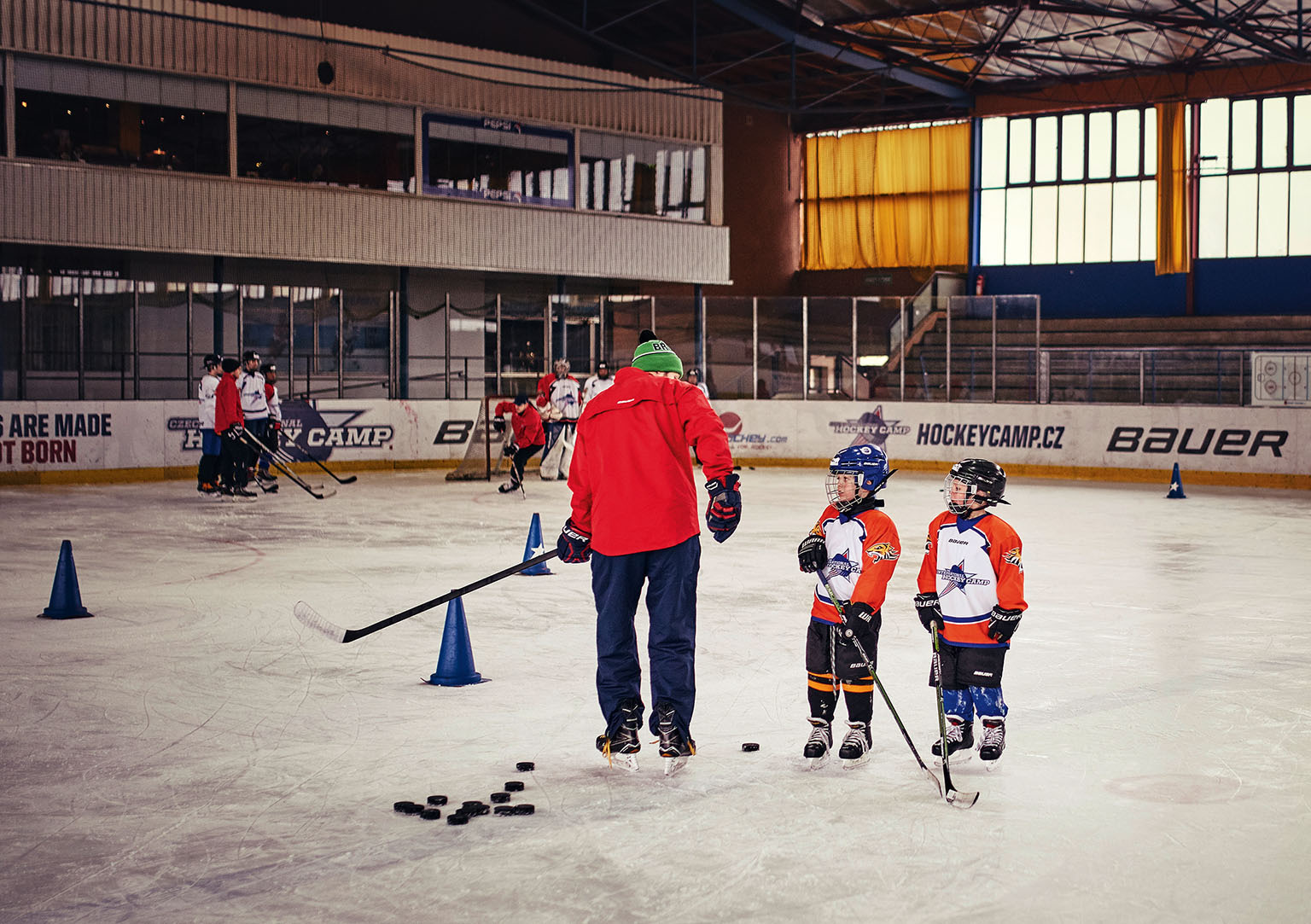 Vedení tábora si potrpí na hokejové specialisty: neexistuje, aby jeden trenér dělal všechno.
