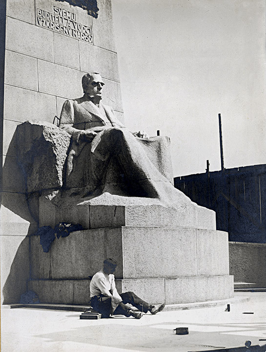 Unavený muž pod pomníkem Františka Palackého, rok 1912