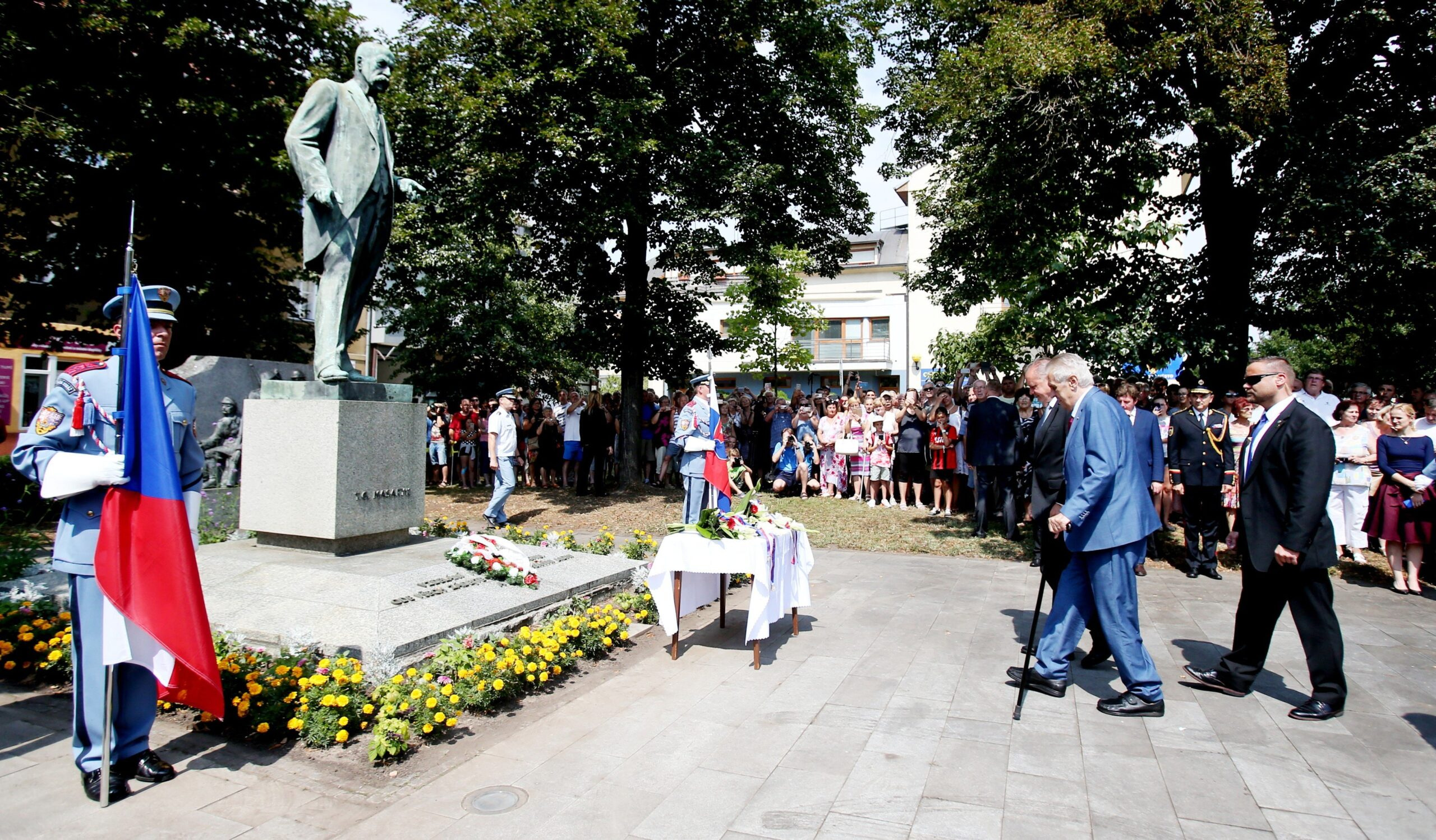 Slovenský prezident Andrej Kiska a český prezident Miloš Zeman u sochy T. G. Masaryka v Hodoníně, srpen 2018.