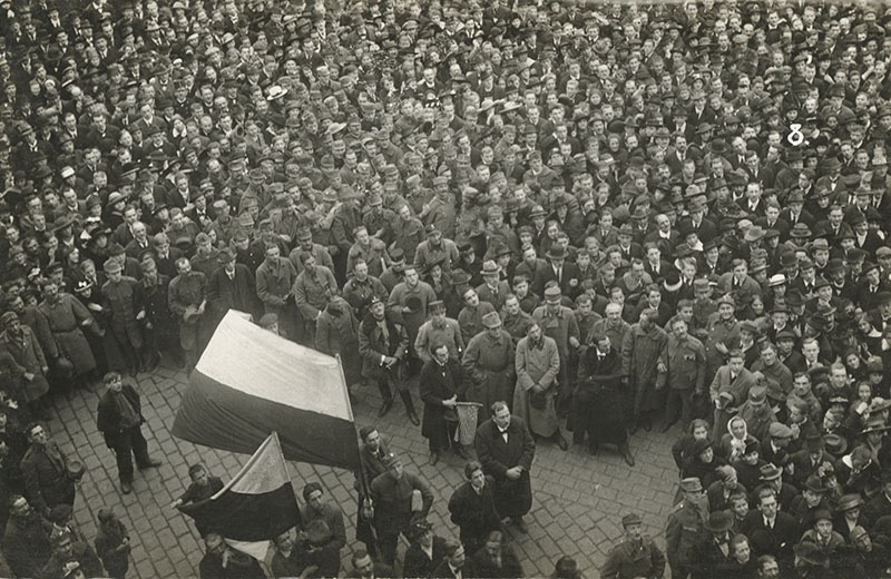 Lidé na Tylově náměstí v Praze za recitace básně České legie Karlem Hašlerem, 28. 10. 1918