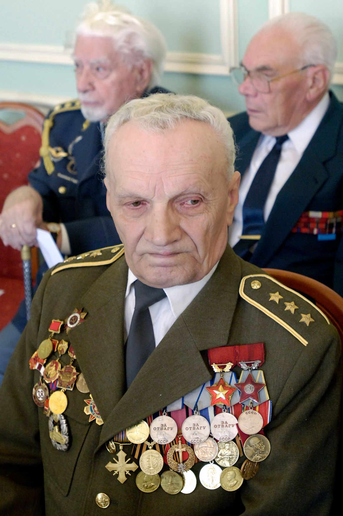 Fedor Komár získal za své hrdinství desítky medailí. Většinu z nich však dostal ještě za války či do roku 1989. Později upadl do zapomnění.