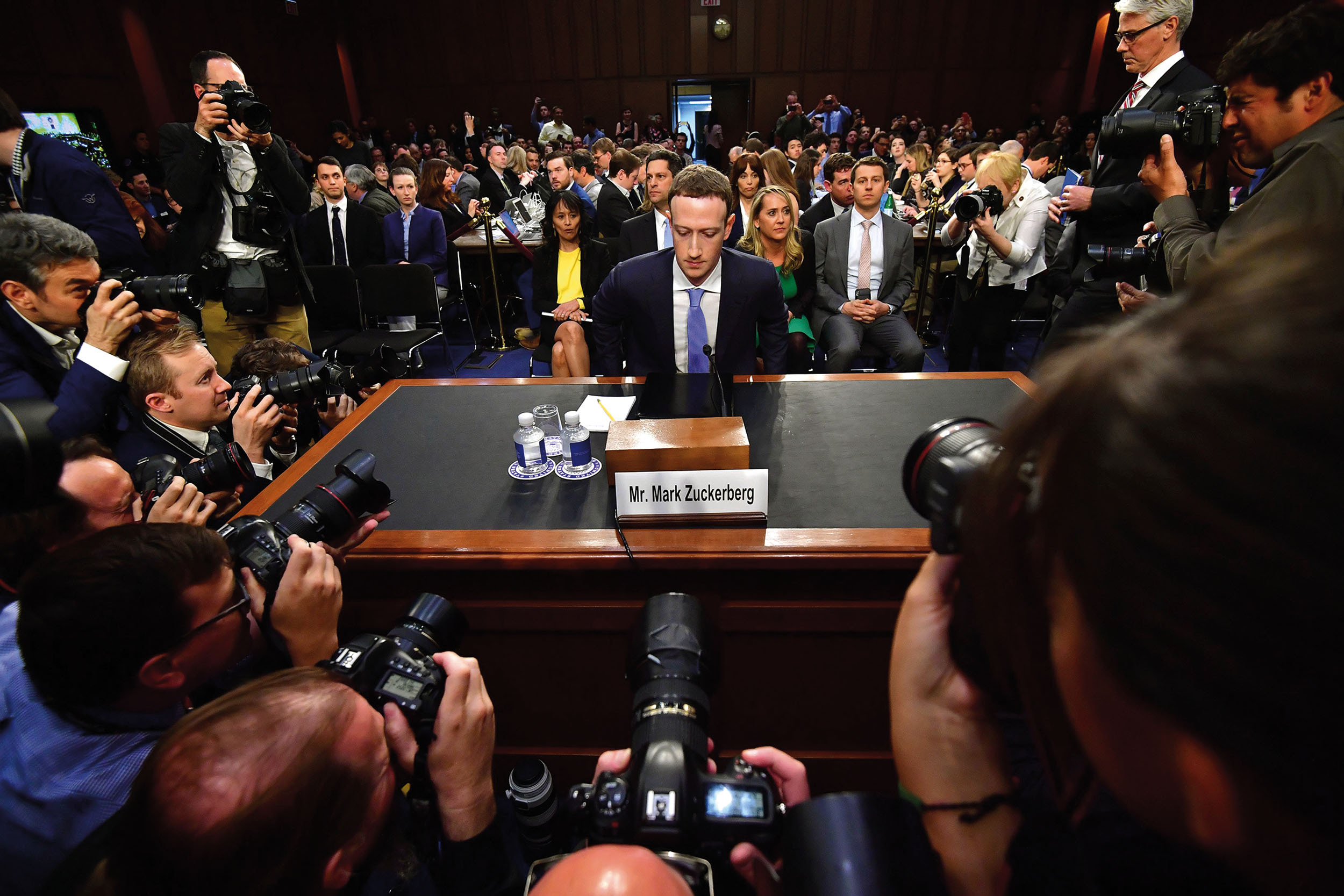Mark Zuckerberg vypovídá při slyšení před americkými senátory.