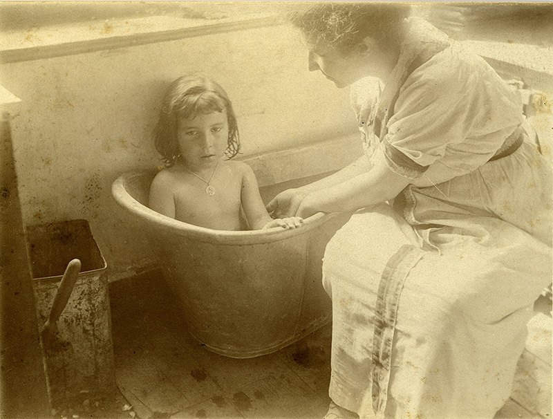 Dcera ve vaničce, kolem roku 1920