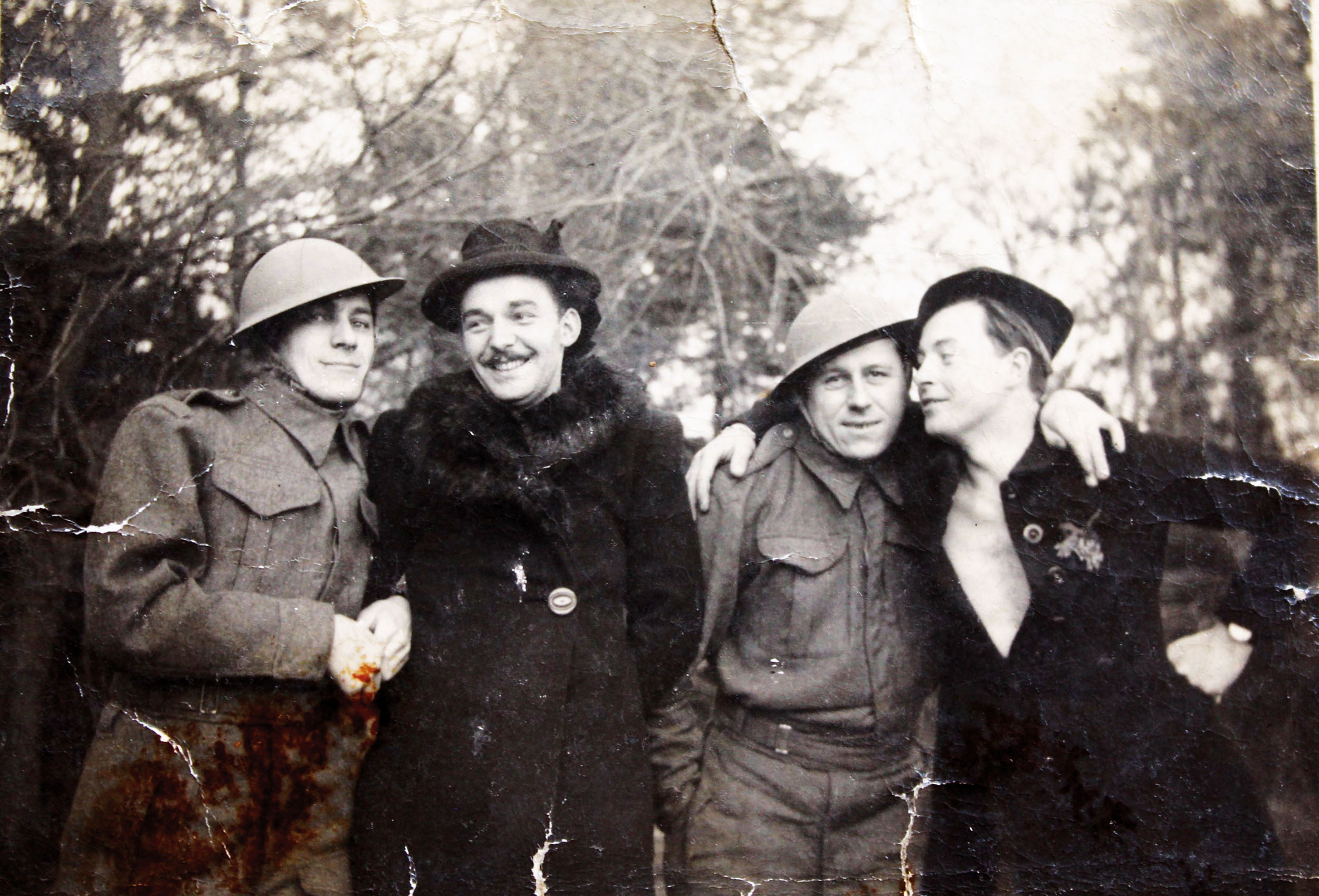 Při karnevalové taškařici čs. vojáků v Anglii zachycen zcela vpravo, druhý zleva je budoucí parašutista Jindřich Čoupek.