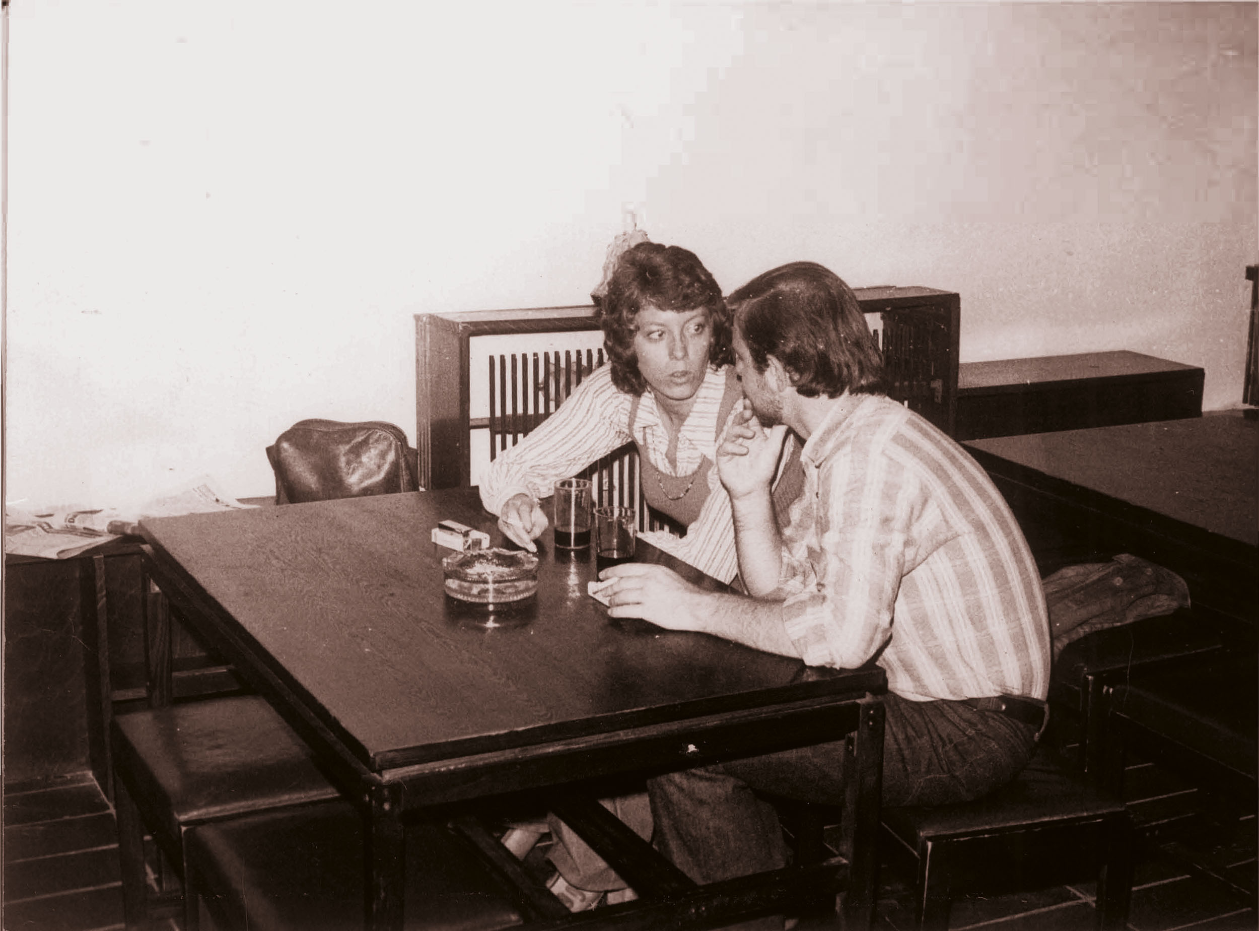 Helen s Karlem Zavadilem v pražském baru Rubín v roce 1973. Jejich vztah byl násilně přetržen Heleniným vyhoštěním z ČSSR, znovu se viděli až v roce 1985, kdy už oba měli rodiny.