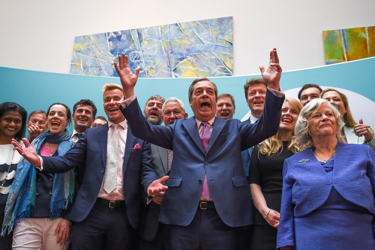 Nigel Farage oslavuje vítězství Strany pro brexit ve volbách do Evropského parlamentu. Londýn, 27. května 2019.