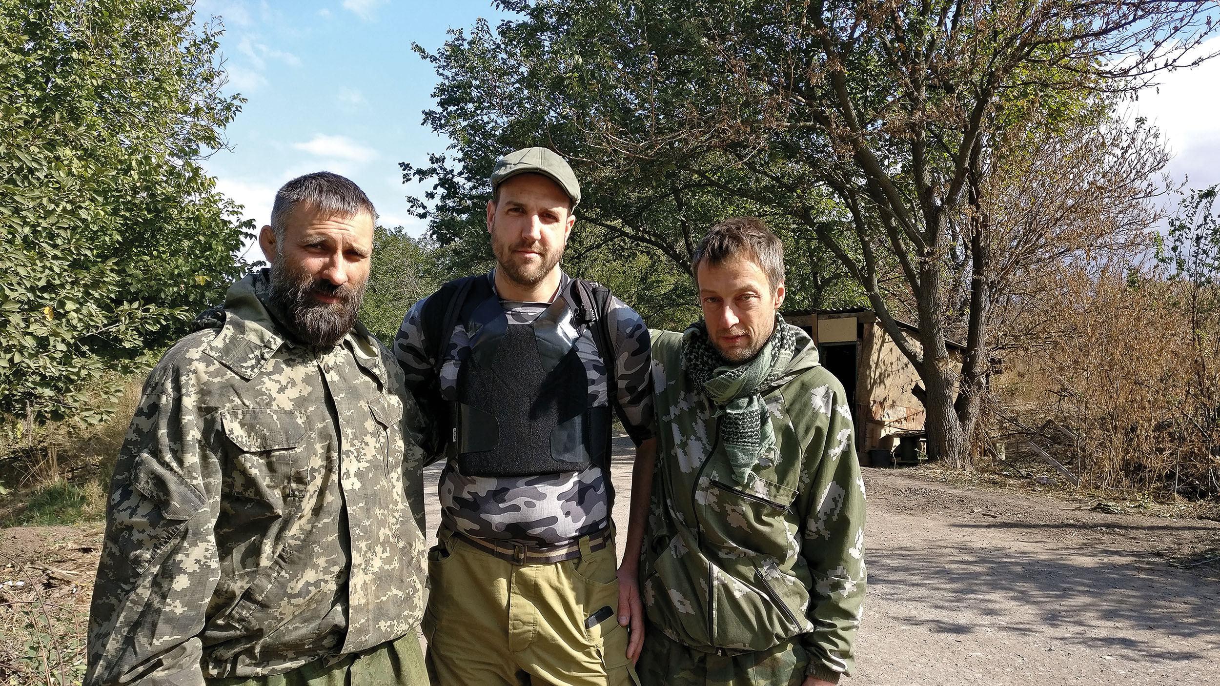 Člen organizace Českoslovenští vojáci v záloze za mír Miloš Ouřecký (vpravo) s autorem textu a českým bojovníkem Kaukazem (na snímku vlevo) začátkem října 2017 na frontě na východní Ukrajině.