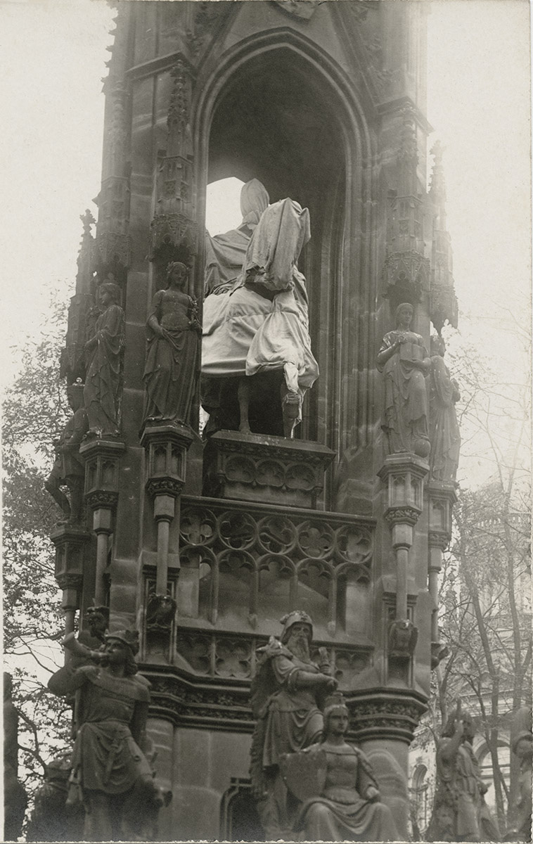 Zahalená socha císaře Františka I. na Krannerově kašně v Praze, listopad 1918