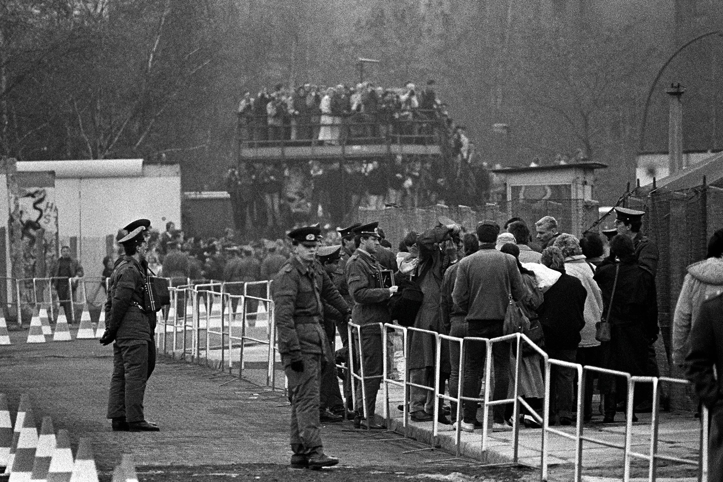 Berlínská zeď byla symbolem studené války. Padla během jediné noci. Většina lidí si tehdy nedokázala představit, co všechno to bude znamenat.