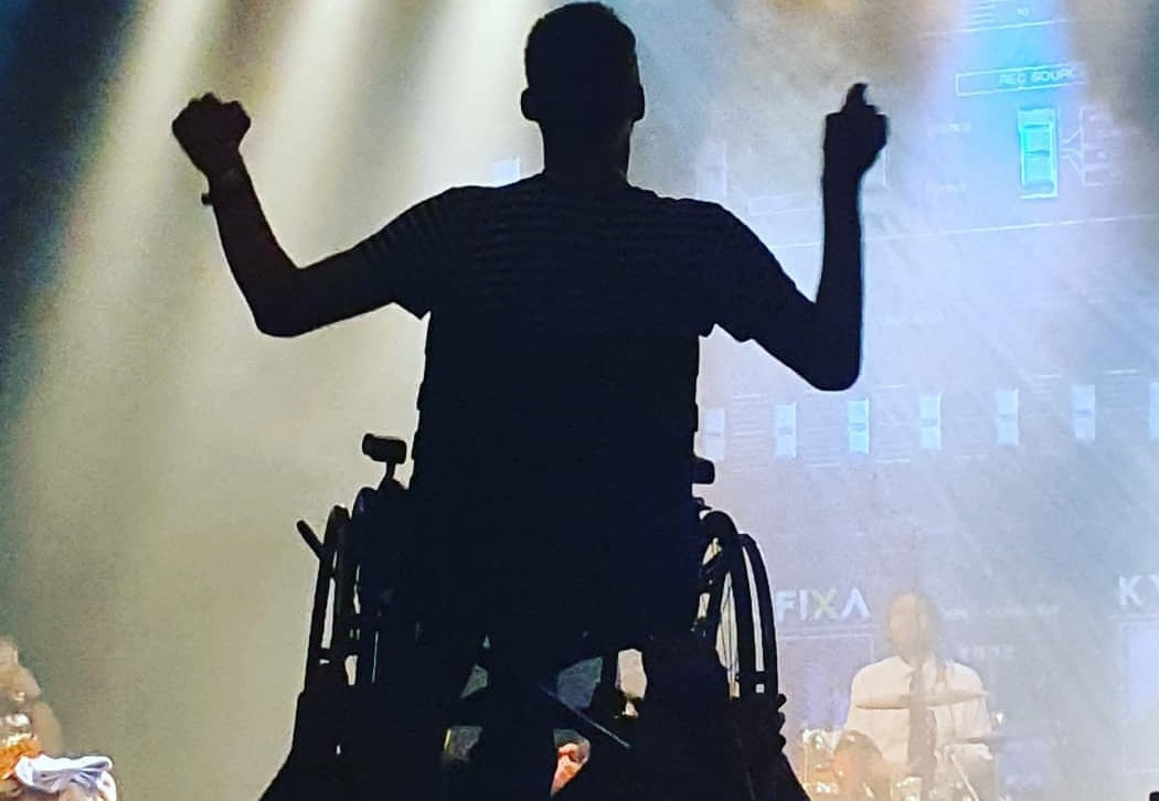 Na posledním koncertě Vypsané fiXy v roce 2019 vynesli lidé kluka na vozíčku až na pódium.