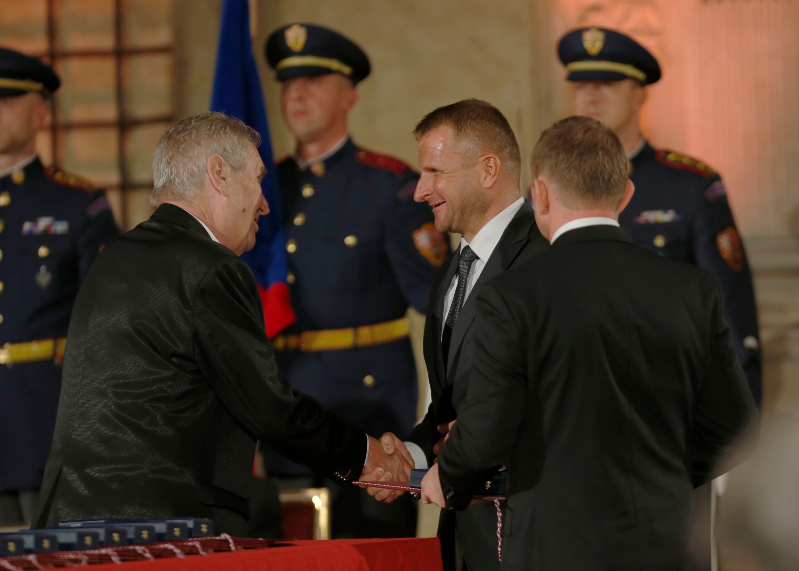 Pavol Krúpa přebírá státní vyznamenání od prezidenta Miloše Zemana. Pražský hrad, 28 října 2018.