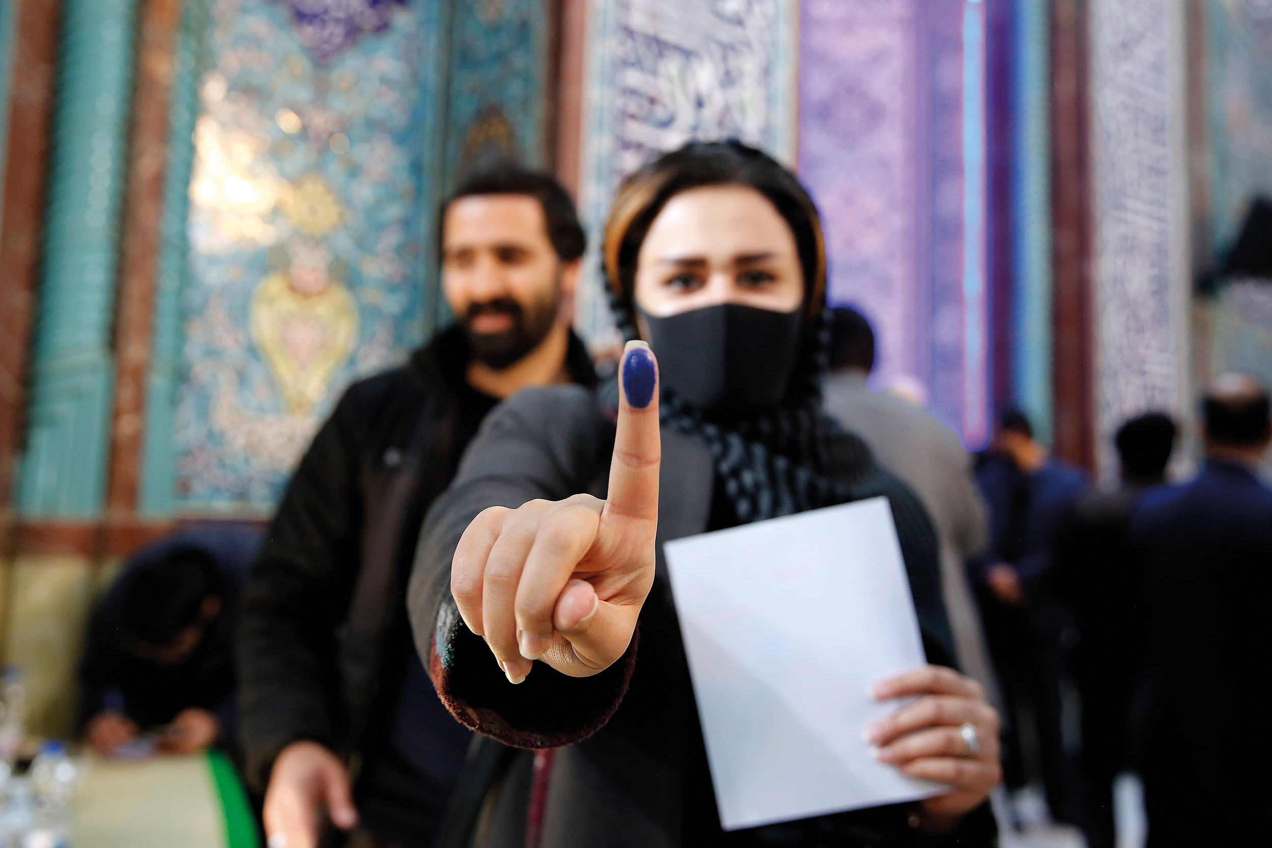 Nesmazatelný inkoust má zamezit tomu, aby šla tato Íránka hlasovat podruhé.