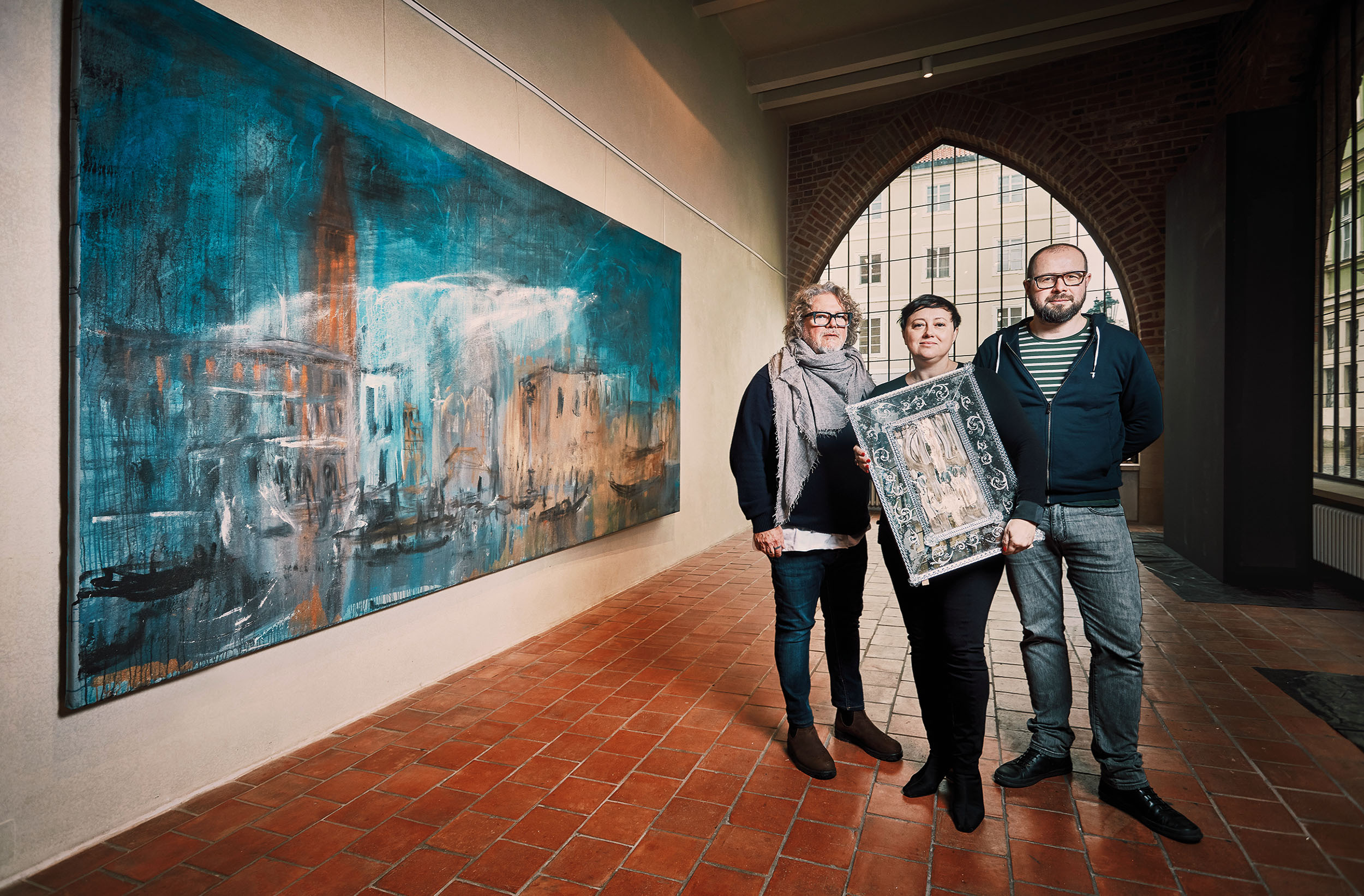 Sklář Giuliano Fuga, Marianna Dávidházy a malíř Jakub Špaňhel v Křížové chodbě Karolina. Výstava je zde k vidění od 6. března do 3. dubna.