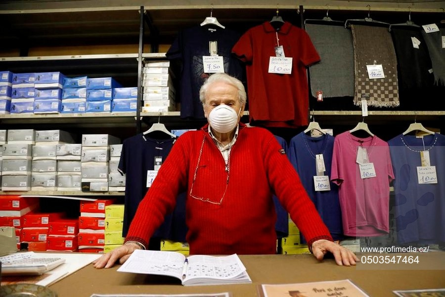 Prodavač v obchodě v Itálii postižené koronavirem.