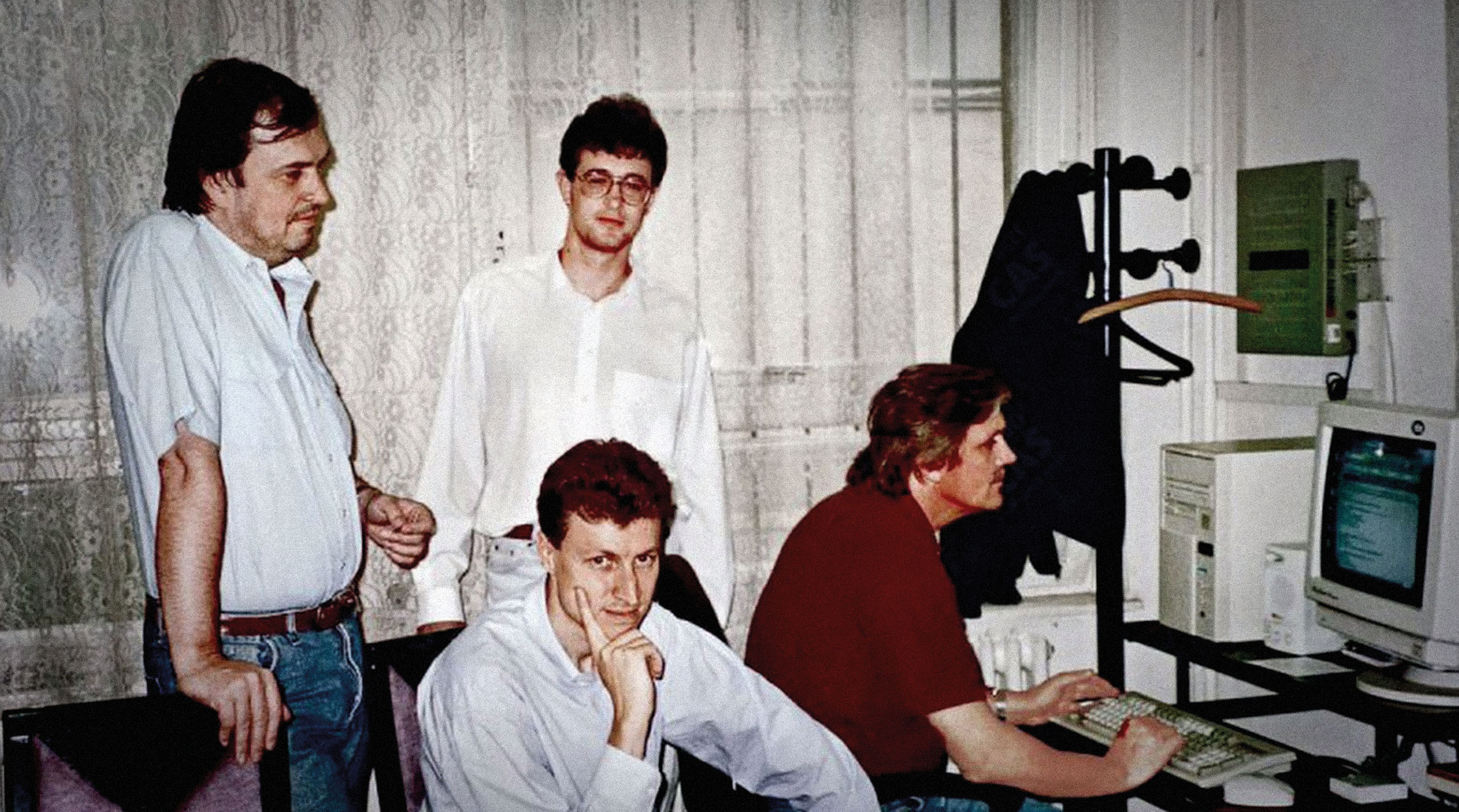 V bratislavských kancelářích Peter Paško (zcela vlevo), Miroslav Trnka (dole uprostřed), Rudolf Hrubý (u počítače) a Gabriel Pecsérke.