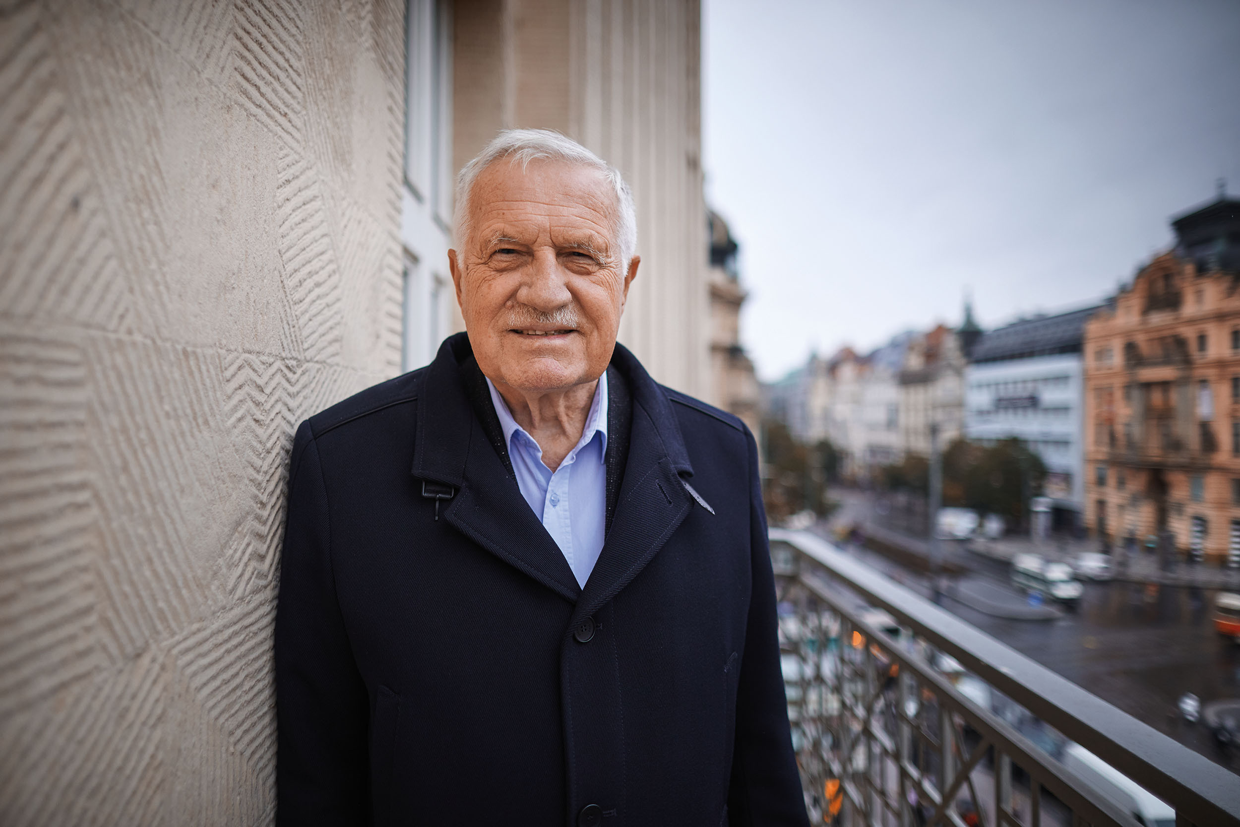 Václav Klaus na balkóně Melantrichu. Podzim 2019.