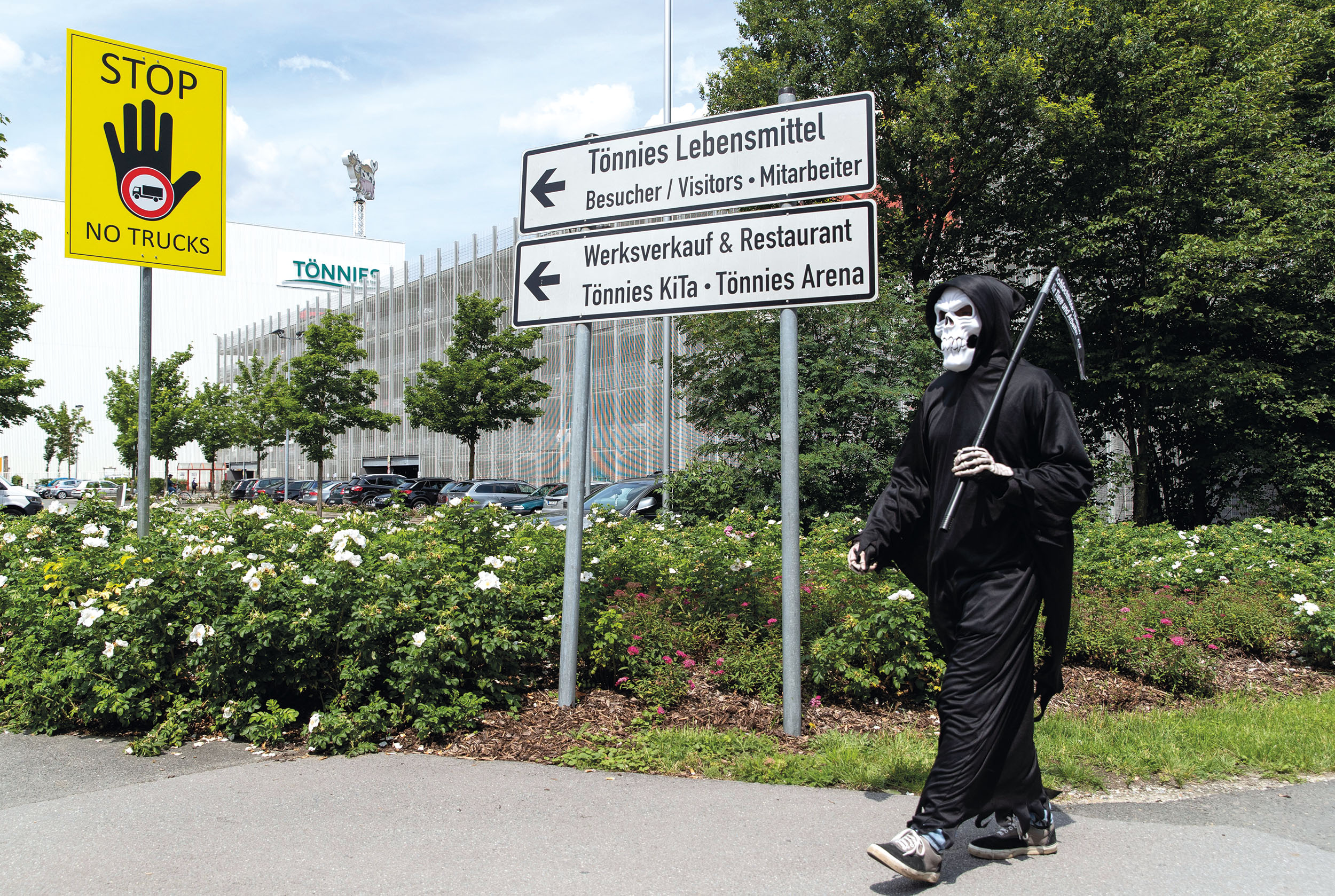 Červen 2020. Aktivista z ekologické organizace Peta demonstruje před budovou firmy Tönnies. Masokombinát v západoněmecké obci Rheda-Wiedenbrück musel zastavit provoz poté, co se stal ohniskem nákazy nemoci covid-19.