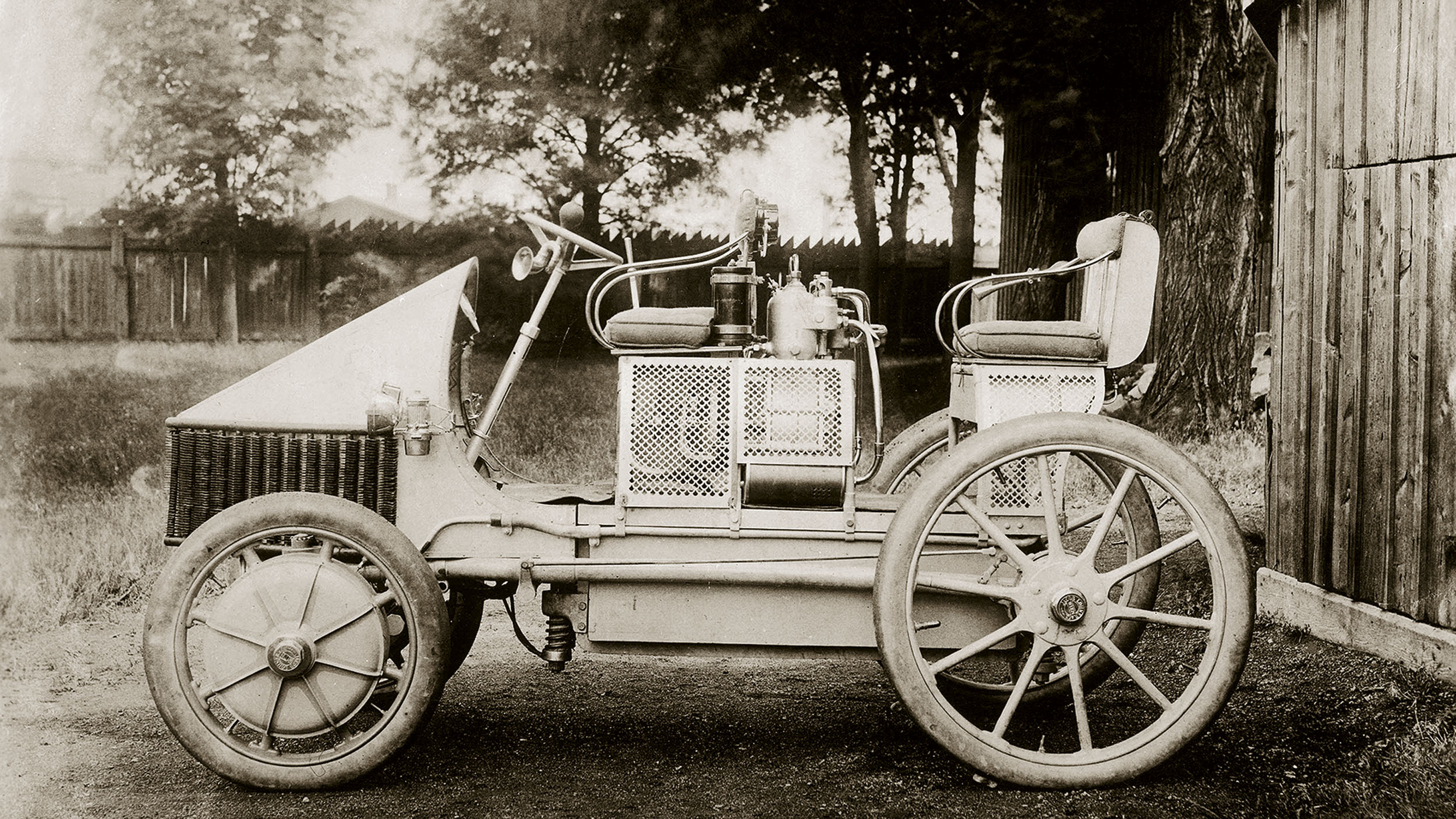 „Obrácený“ hybrid postavil Ferdinand Porsche již v roce 1900. Semper Vivus (Věčně živý) měl elektromotory v nábojích kol, elektřinu dodával spalovací motor. Podobně „obrácený“ hybrid nabízelo i BMW: elektrovůz i3 zpočátku existoval i ve verzi s prodlužovačem dojezdu, malým spalovacím motorem, který vyráběl elektřinu, pokud se akumulátory vybily.