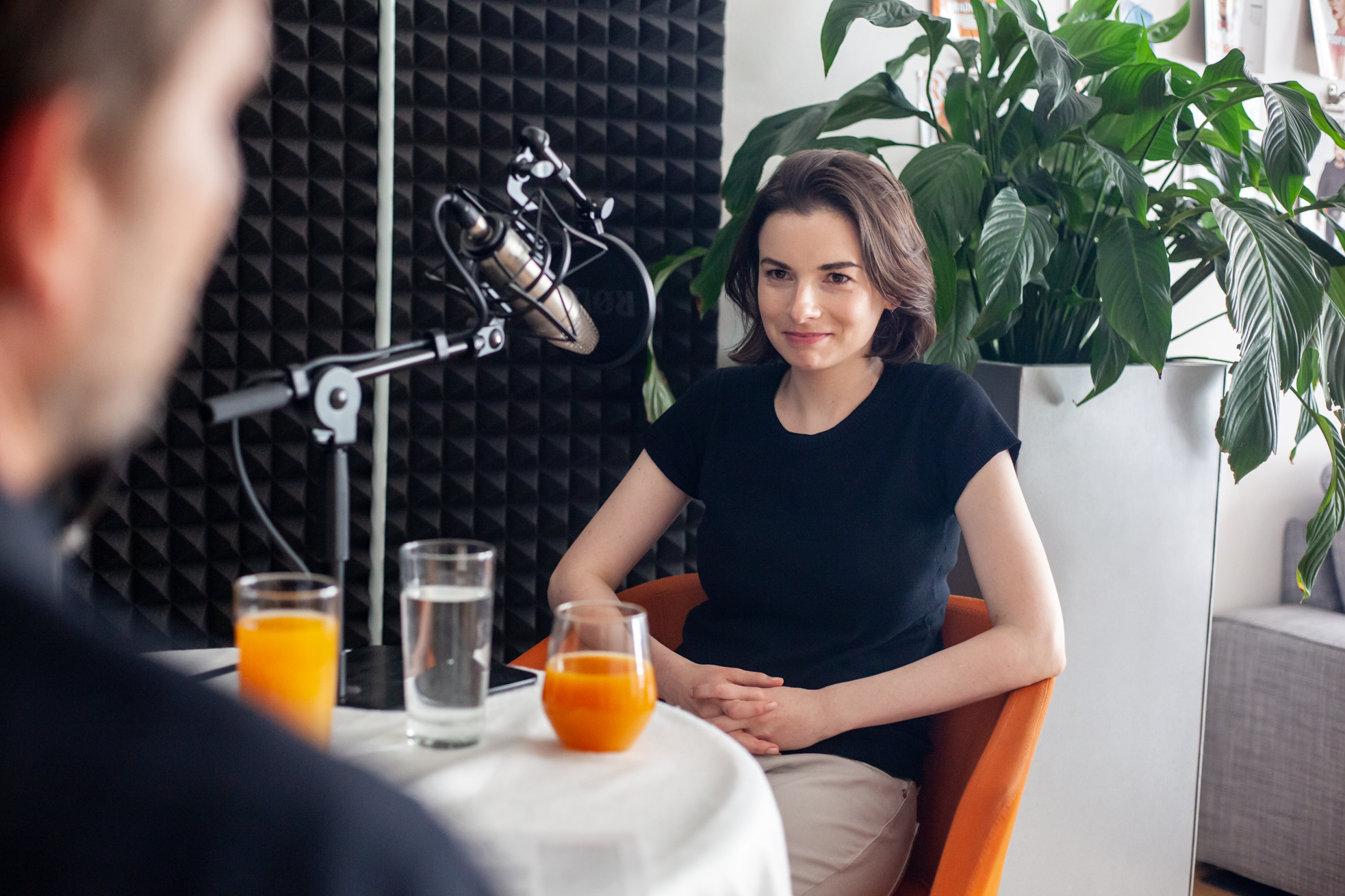 Tereza Matějčková při rozhovoru s Tomášem Poláčkem v podcastovém pořadu Host Reportéra.