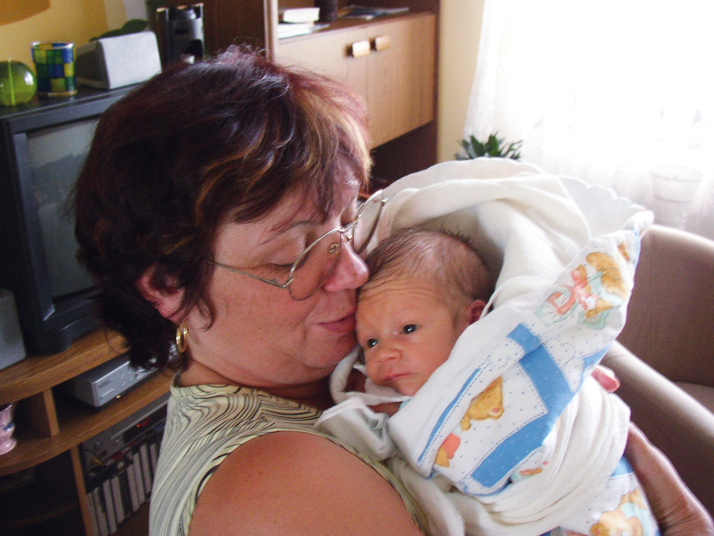 Paní Alena na starší fotografii s vnukem.