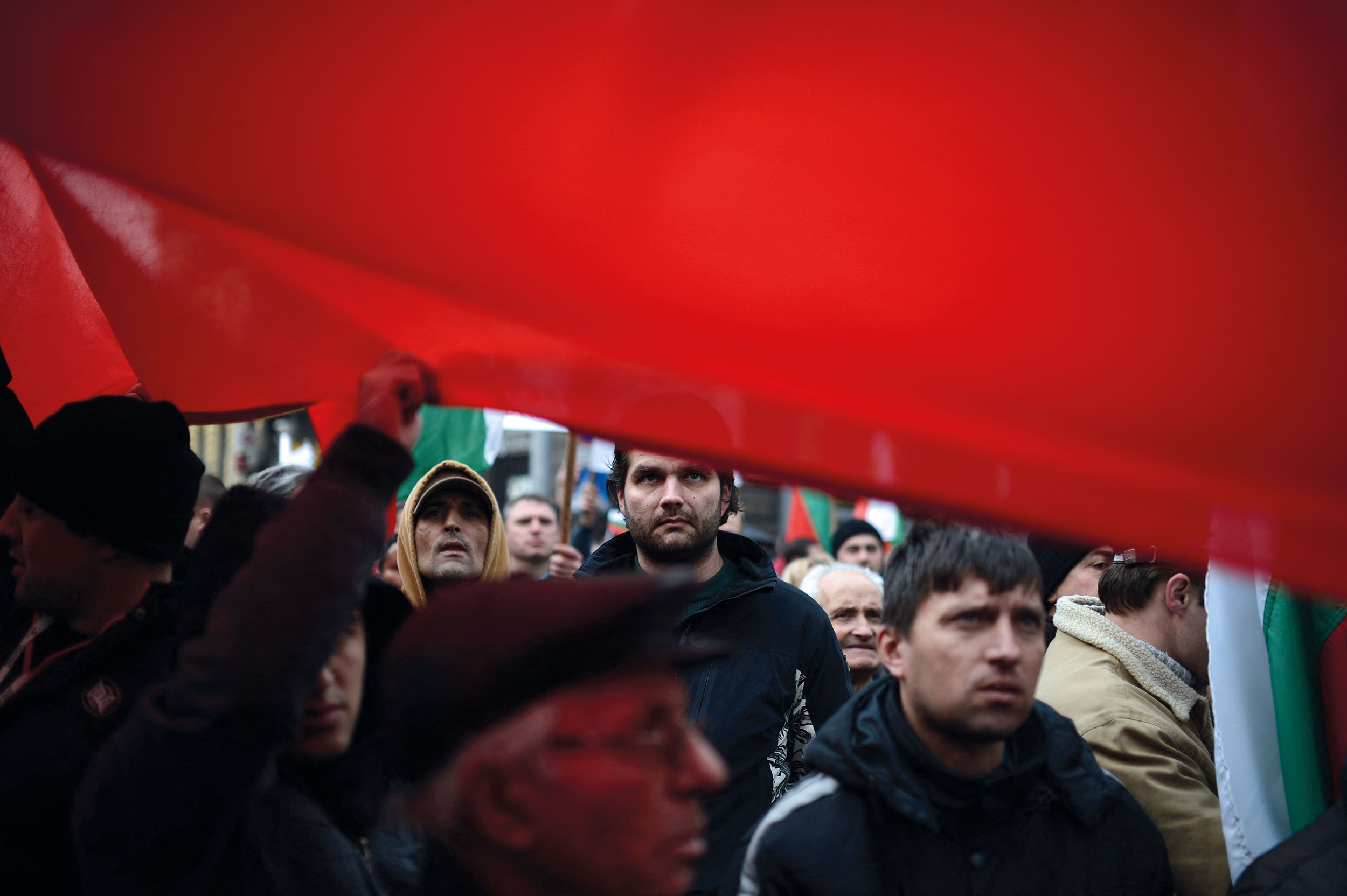 Demonstranti v hlavním bulharském městě Sofii, 17. února 2013. Sídlo české elektrárenské firmy ČEZ musí v tu chvíli chránit policejní kordon – protestující rozzlobilo zdražení elektřiny.