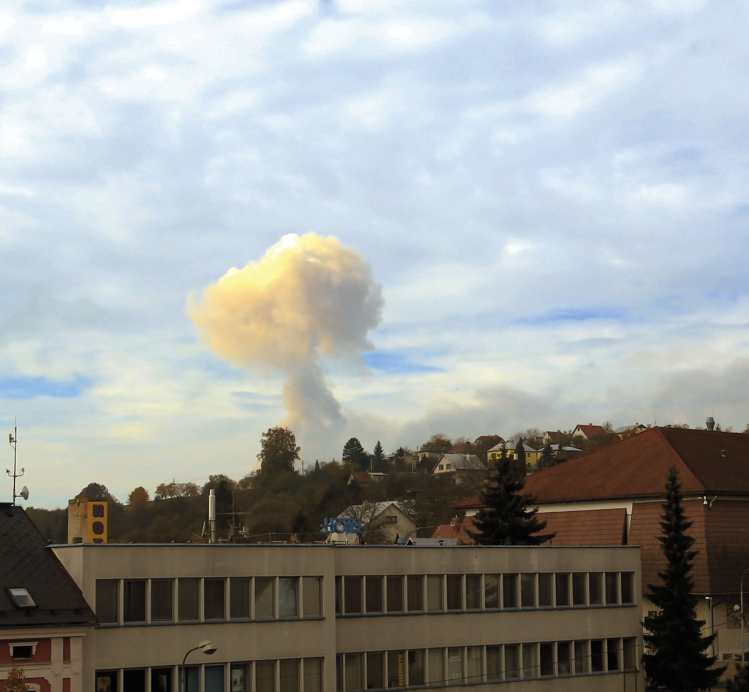 Snímek dýmu z exploze muničního skladu ve Vrběticích 16. října 2014. Letos česká vláda oznámila, že existuje „důvodné podezření“ podložené „jednoznačnými důkazy“, že za explozí stáli agenti ruské tajné služby.