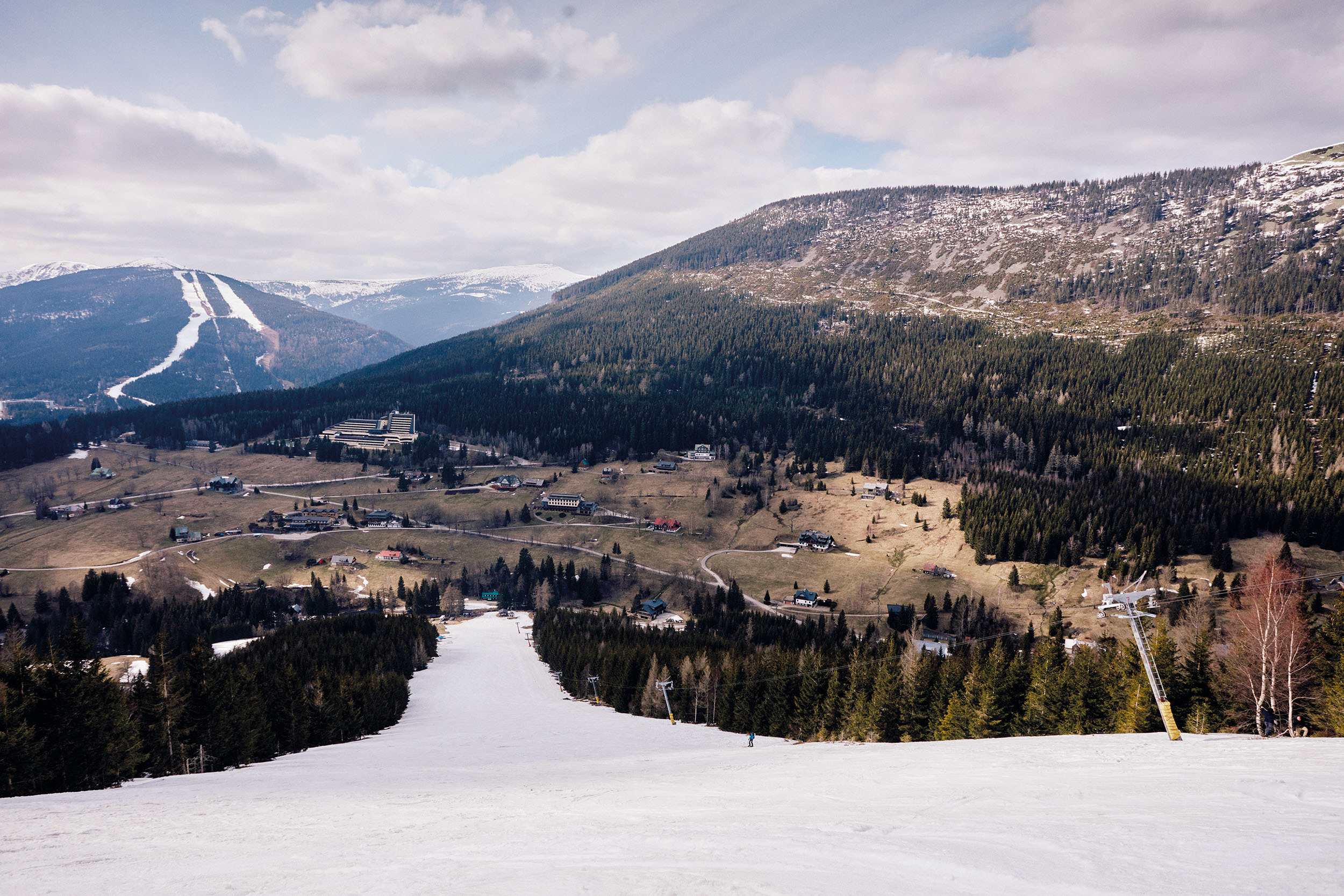 Pohled na jižní svah Svatopetrského údolí ve Špindlerově Mlýně z vrcholu sjezdovky Stoh.