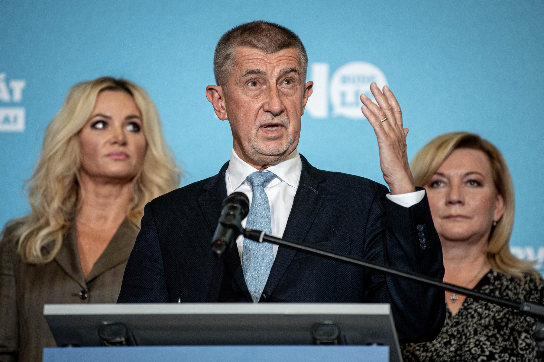 Andrej Babiš na tiskové konferenci ANO poté, co jeho strana skončila druhá na počet odevzdaných hlasů ve sněmovních volbách.