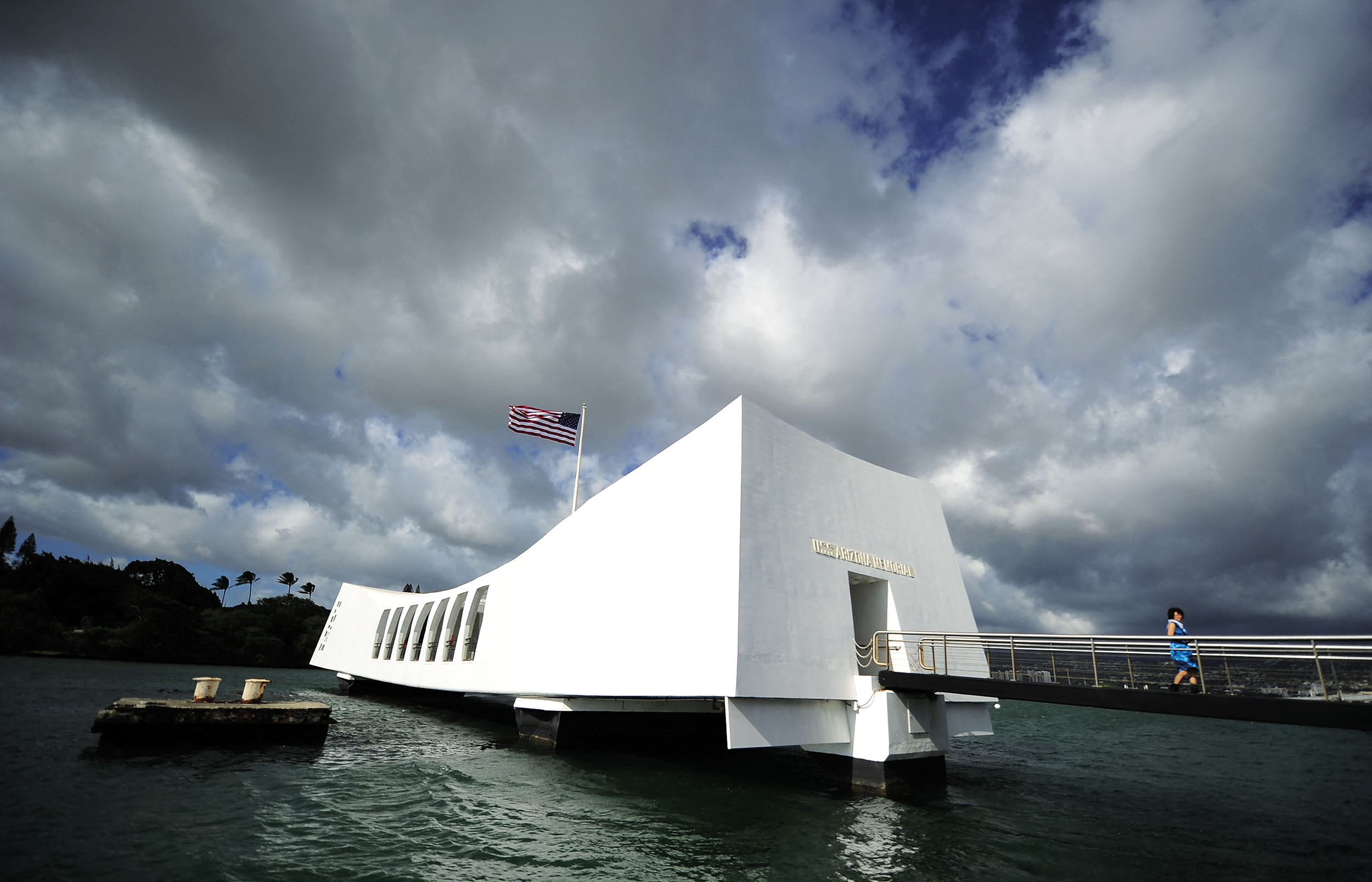 Památník USS Arizona v Pearl Harboru jako by plaval nad vrakem potopené bitevní lodi.