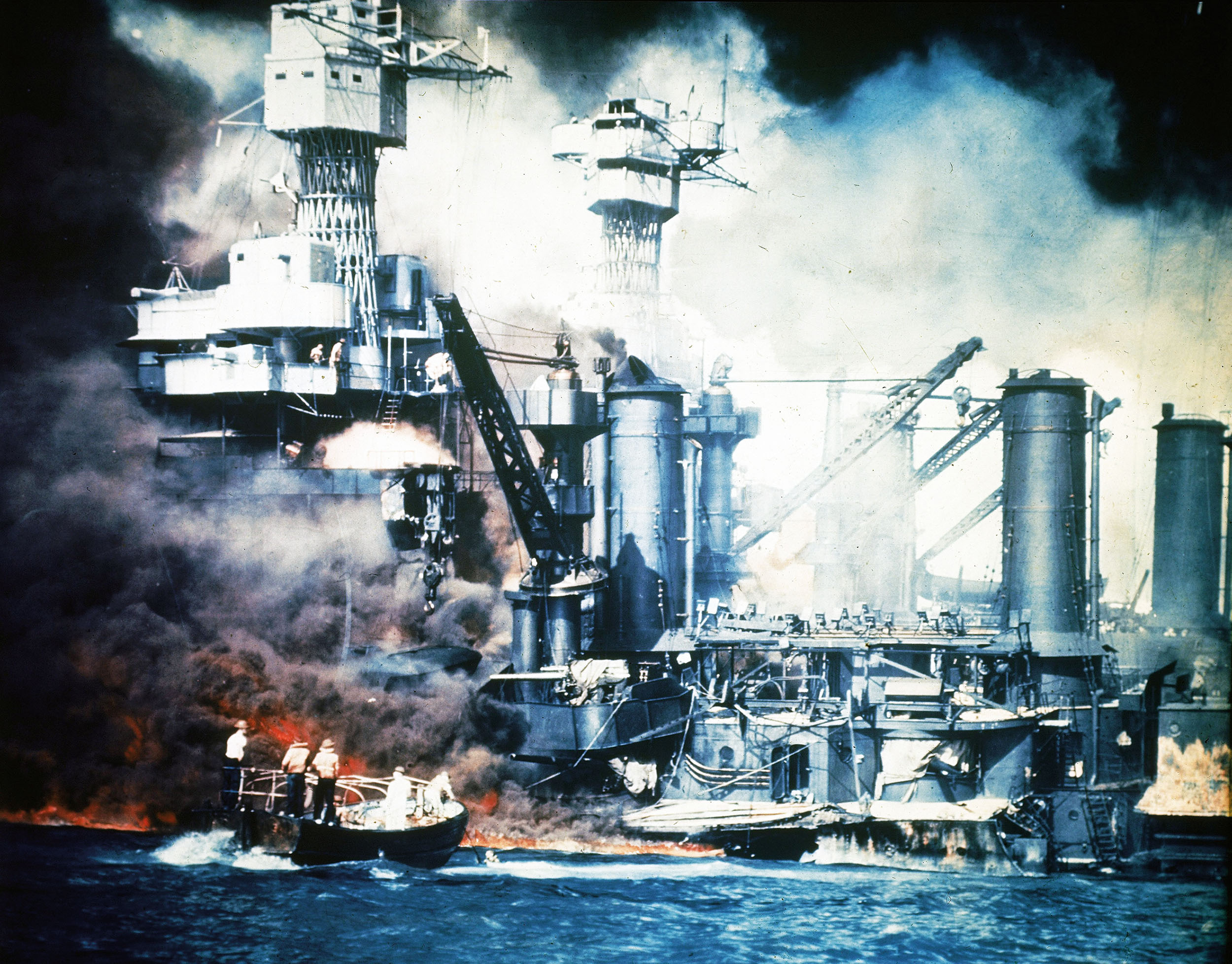 Pearl Harbor po japonském útoku.