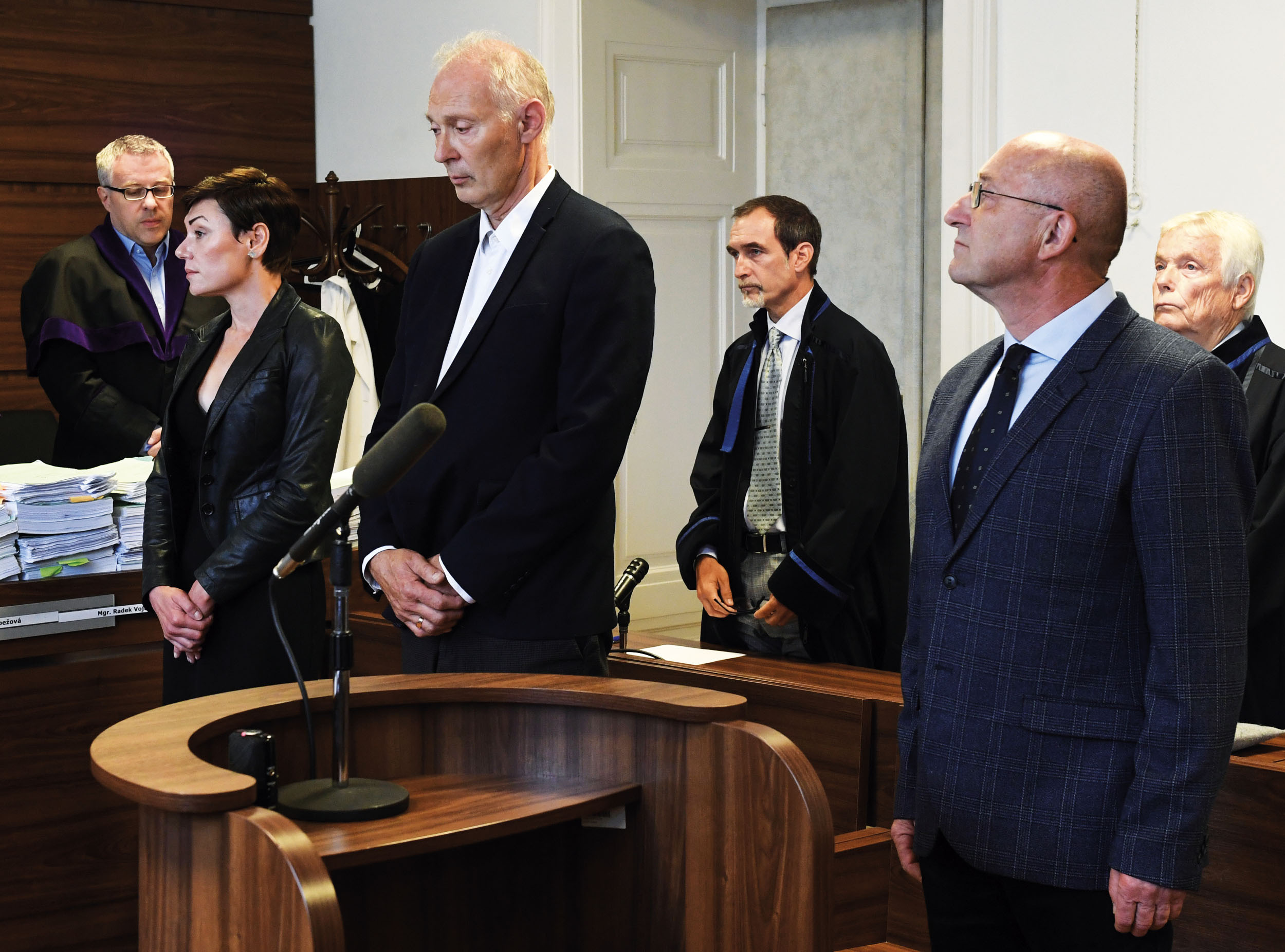 Trojice obžalovaných úředníků pozemkového fondu u Městského soudu v Praze. Vlevo bývalá ředitelka Eva Benešová, uprostřed právník úřadu Jan Horák, vpravo ředitel Petr Chmelík.