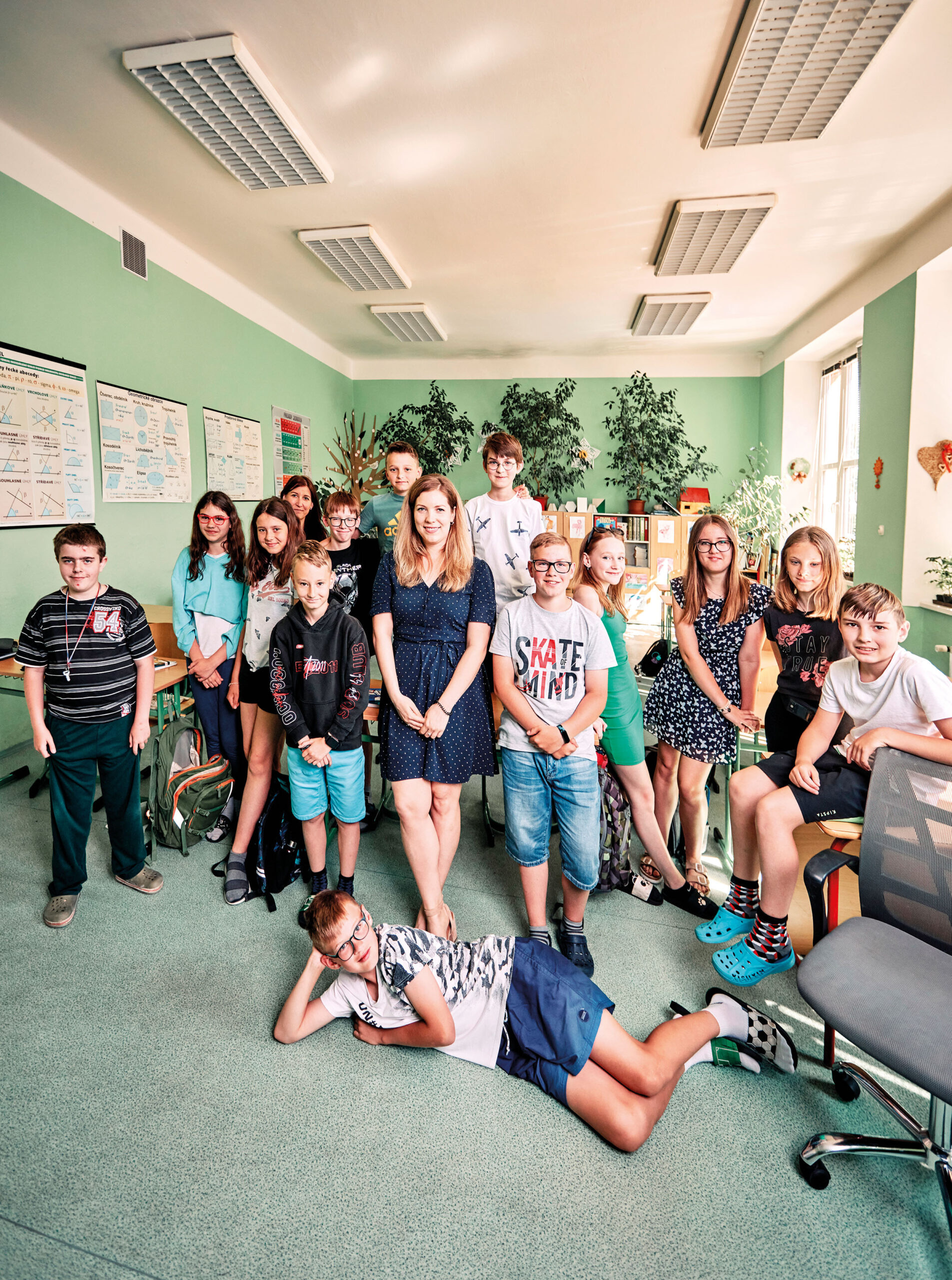 Třída VI. B čítá dohromady osmnáct dětí. Uprostřed stojí jejich třídní učitelka Ludmila Jindrová, Vašek je úplně vlevo.