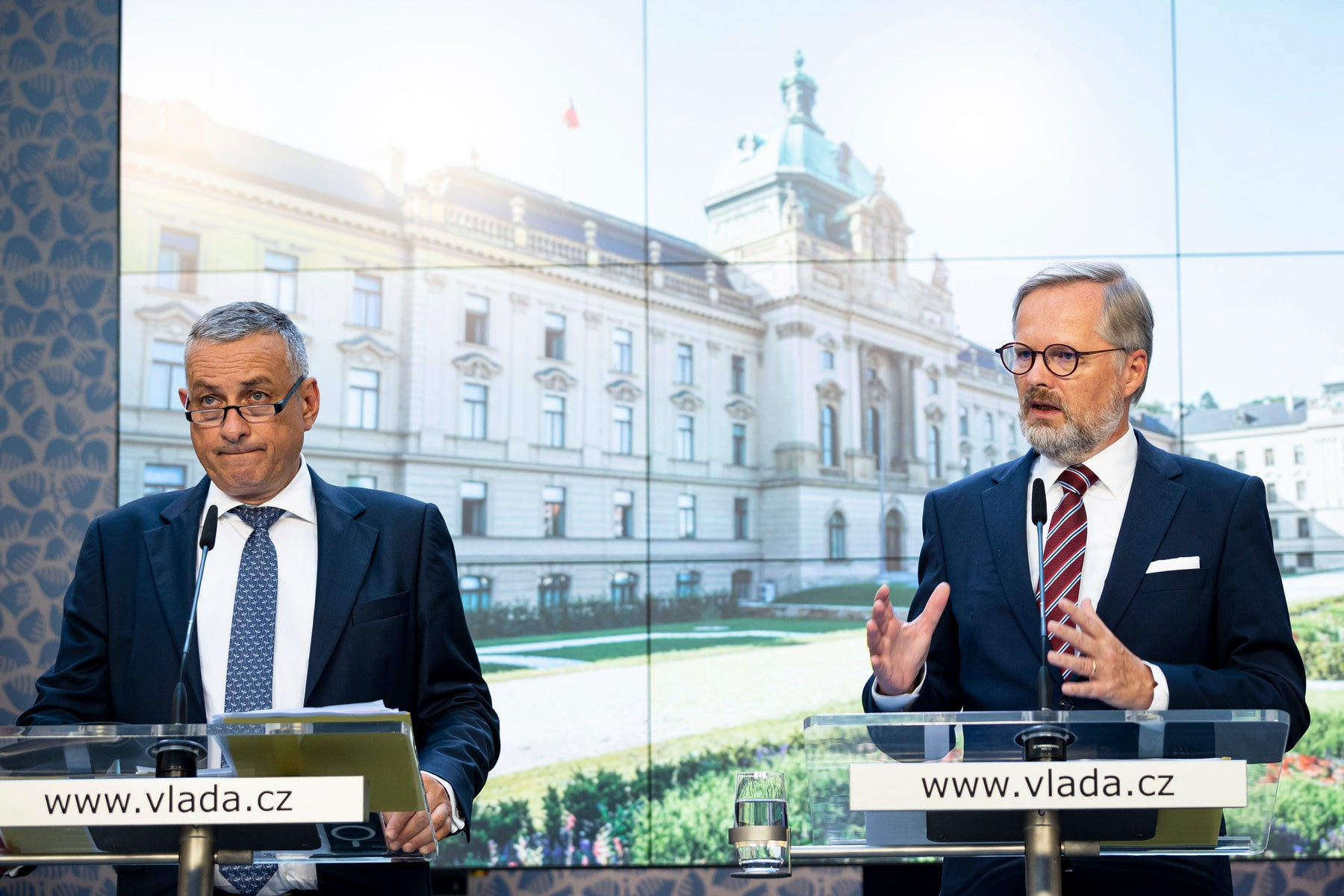Ministr průmyslu Jozef Síkela a premiér Petr Fiala 31. srpna 2022 na tiskové konferenci po jednání české vlády.