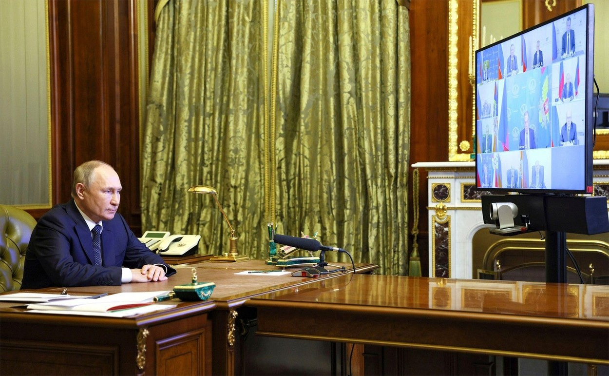 Ruský prezident Putin řídí zasedání ruské bezpečnostní rady.