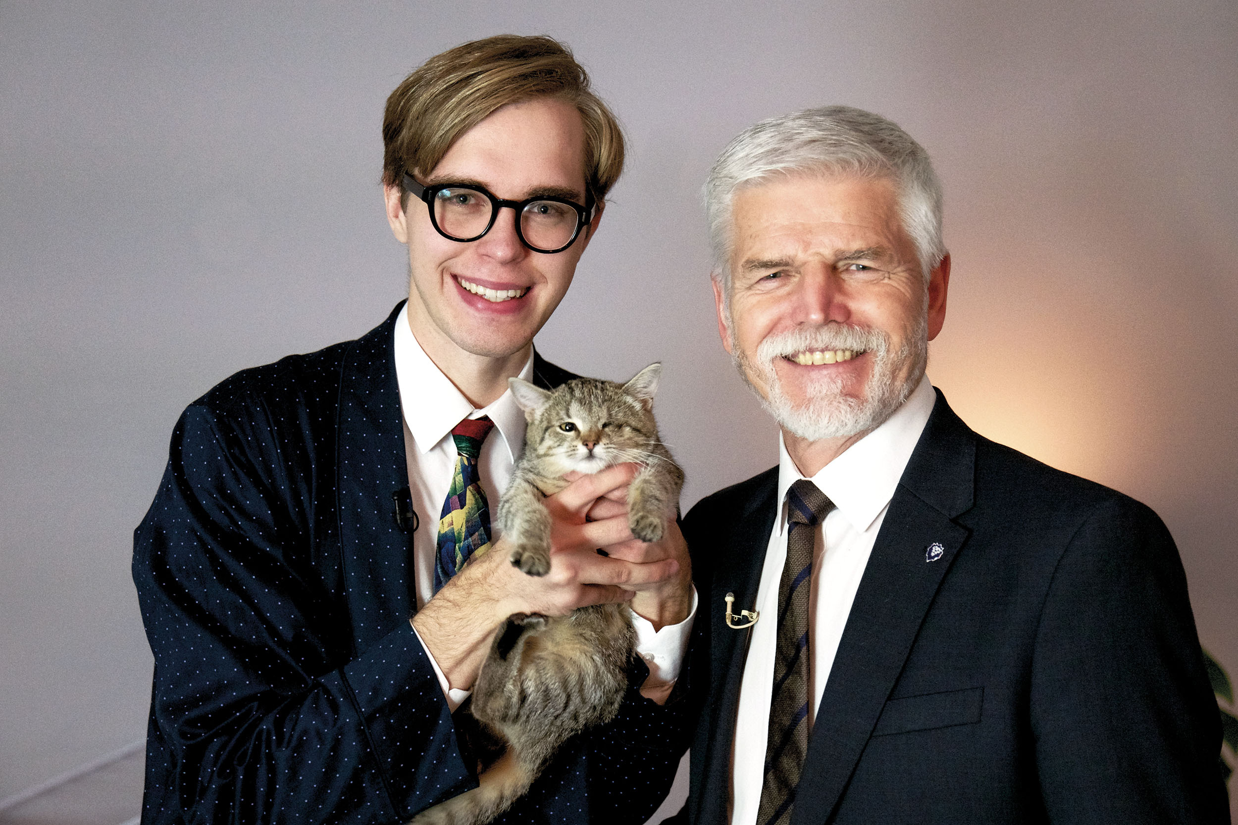 Protože se o Petru Pavlovi ví, že má kočku Micku, youtuber ho nechal ve svém pořadu pochovat kocoura Arnieho z útulku Mléčný krok.