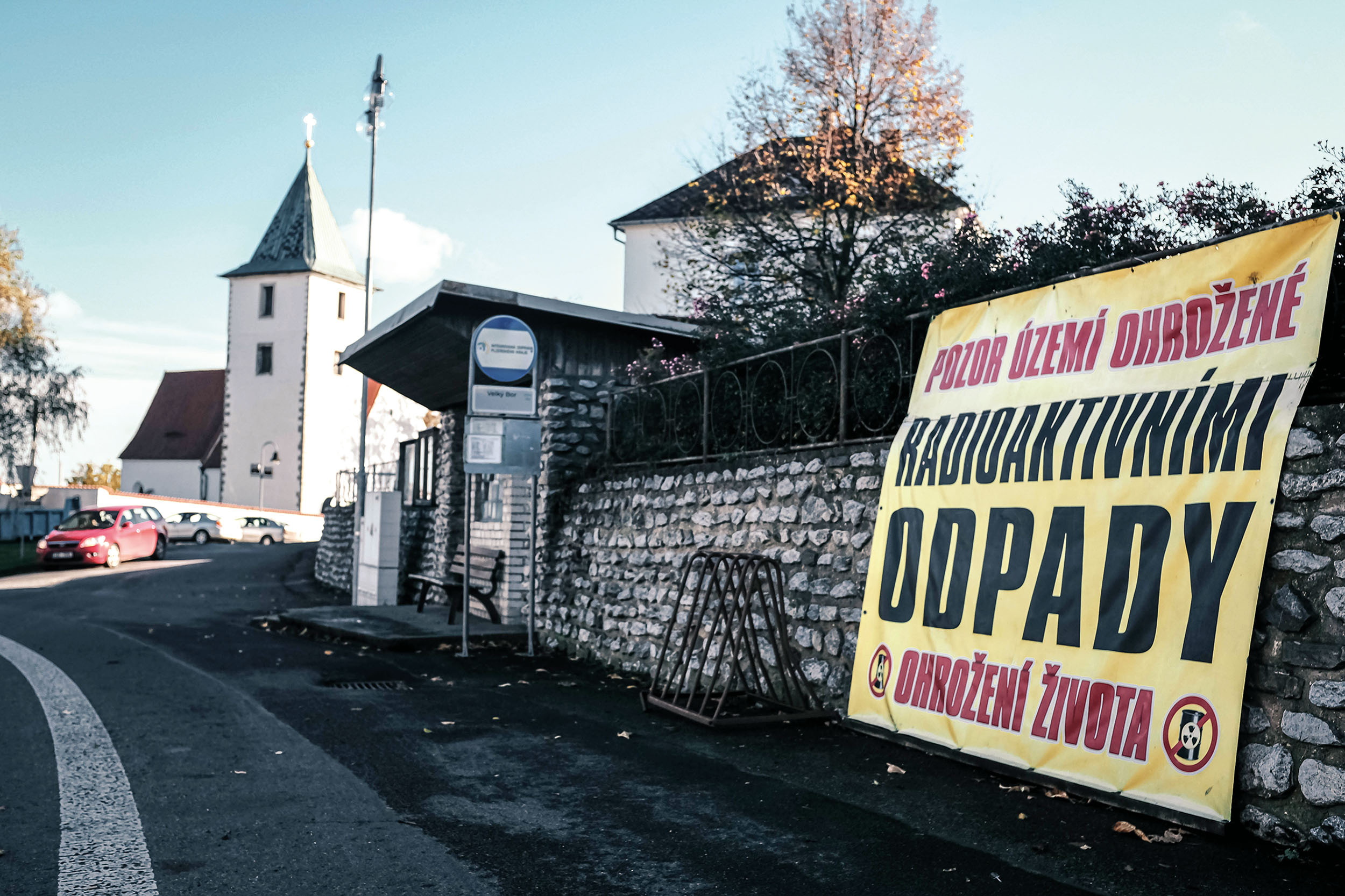Několik domů ve vesničce Velký Bor, kde žije něco přes 500 obyvatel, je oblepeno plakáty s hesly proti úložišti.