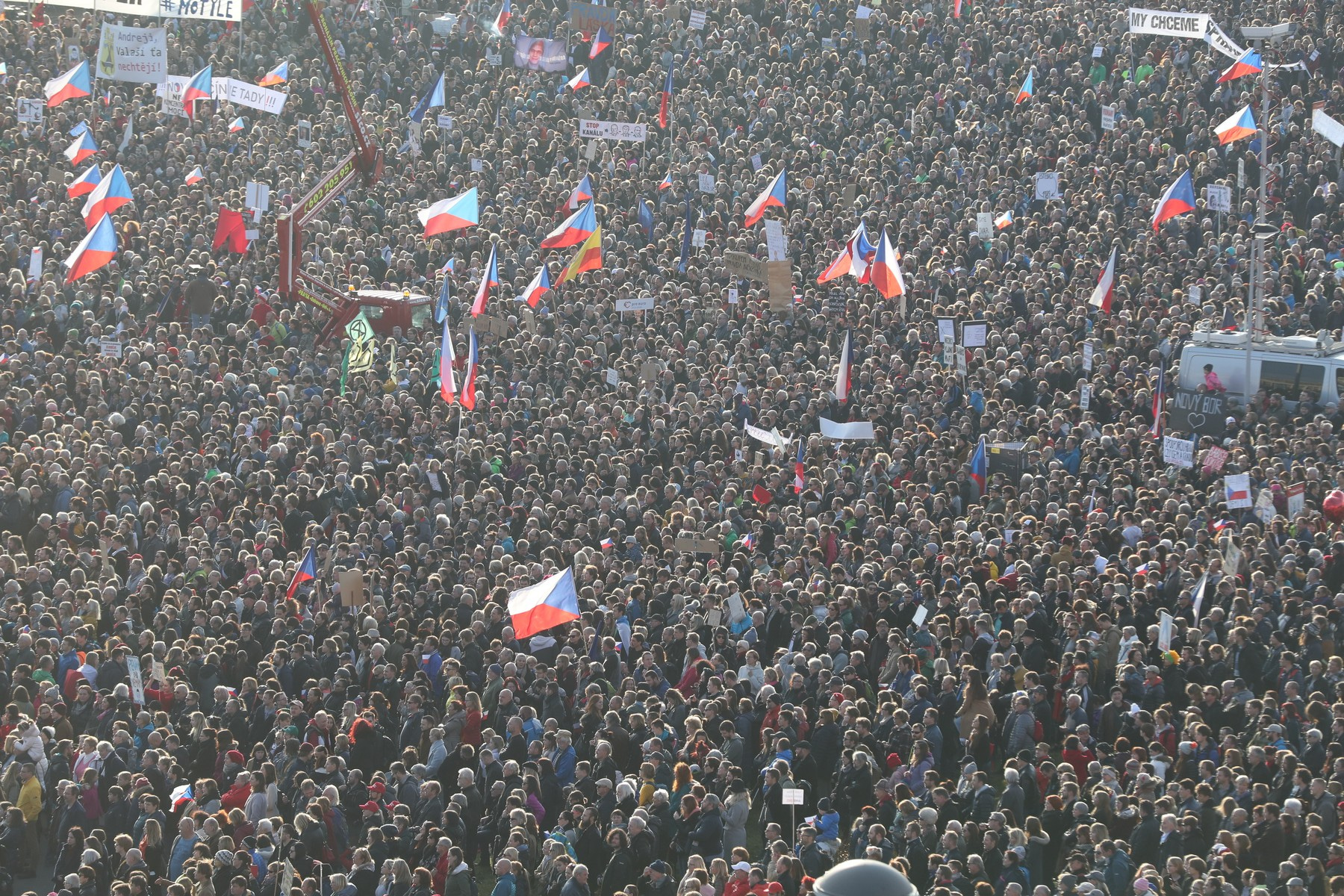 Demonstrace na pražské Letné pořádaná Milionem chvilek pro demokracii 16. listopadu 2019 - v předvečer třicátého výročí začátku pádu komunismu v Československu.